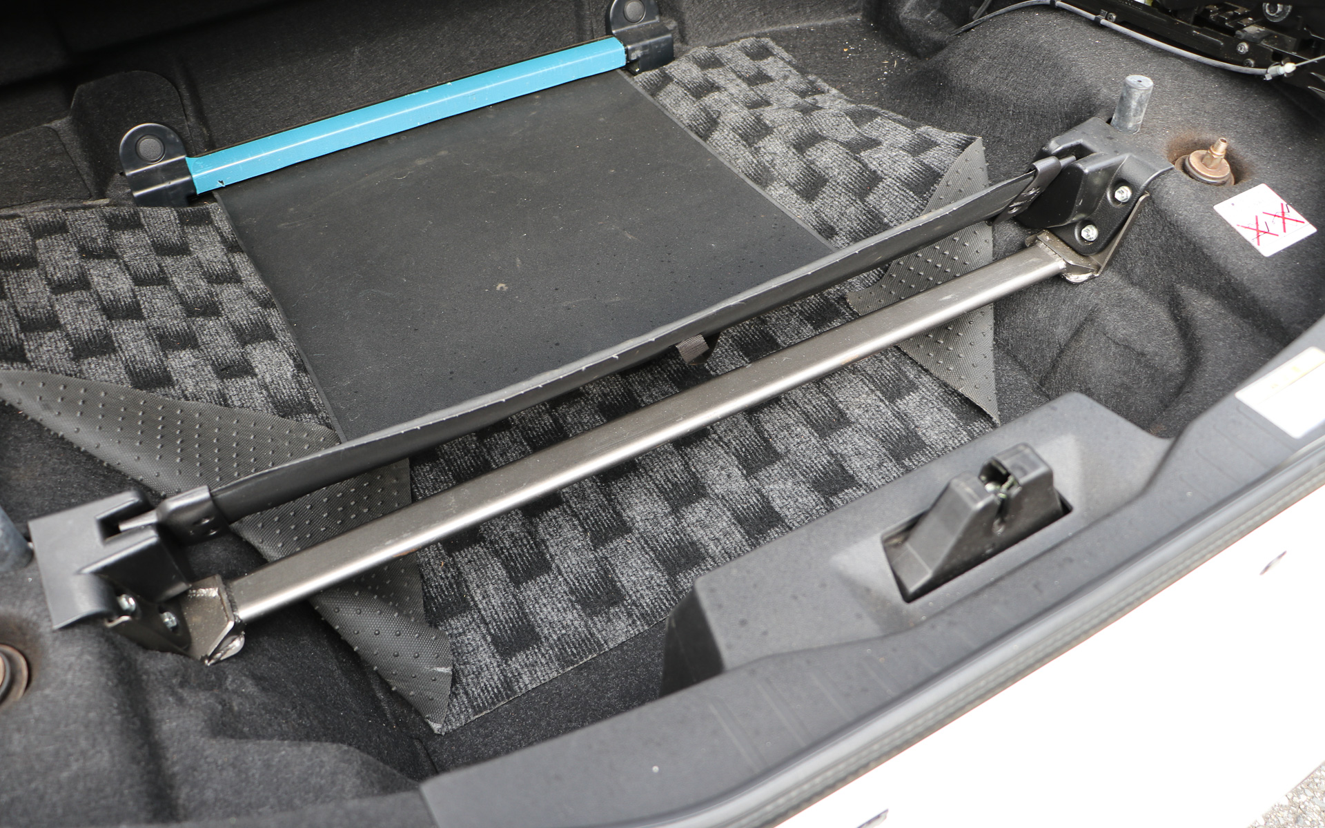 フロントのタワーバーに合わせてリアにもトランクバーを装着