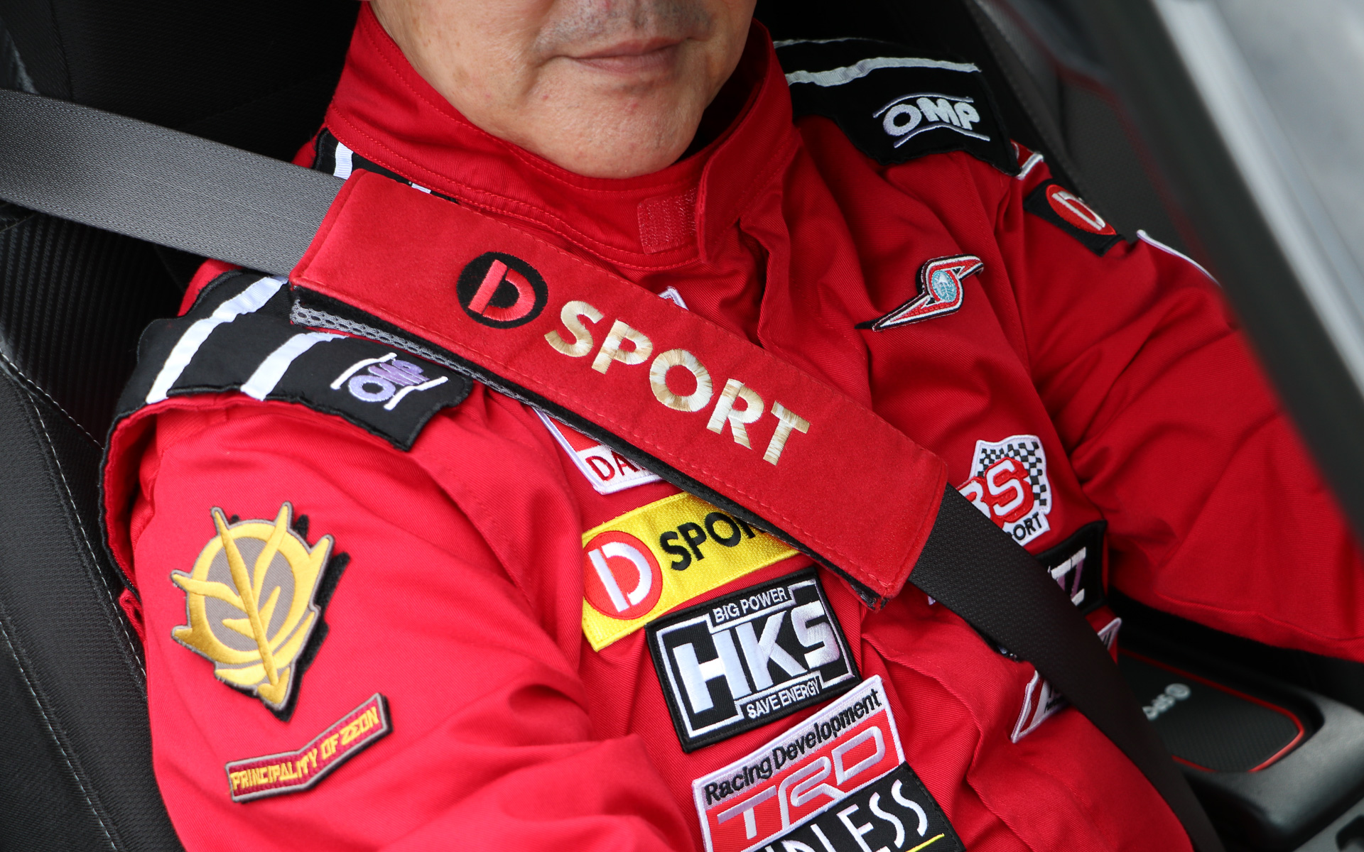 レーシングスーツを傷めないようにD-SPORTのシートベルトパッドを装着