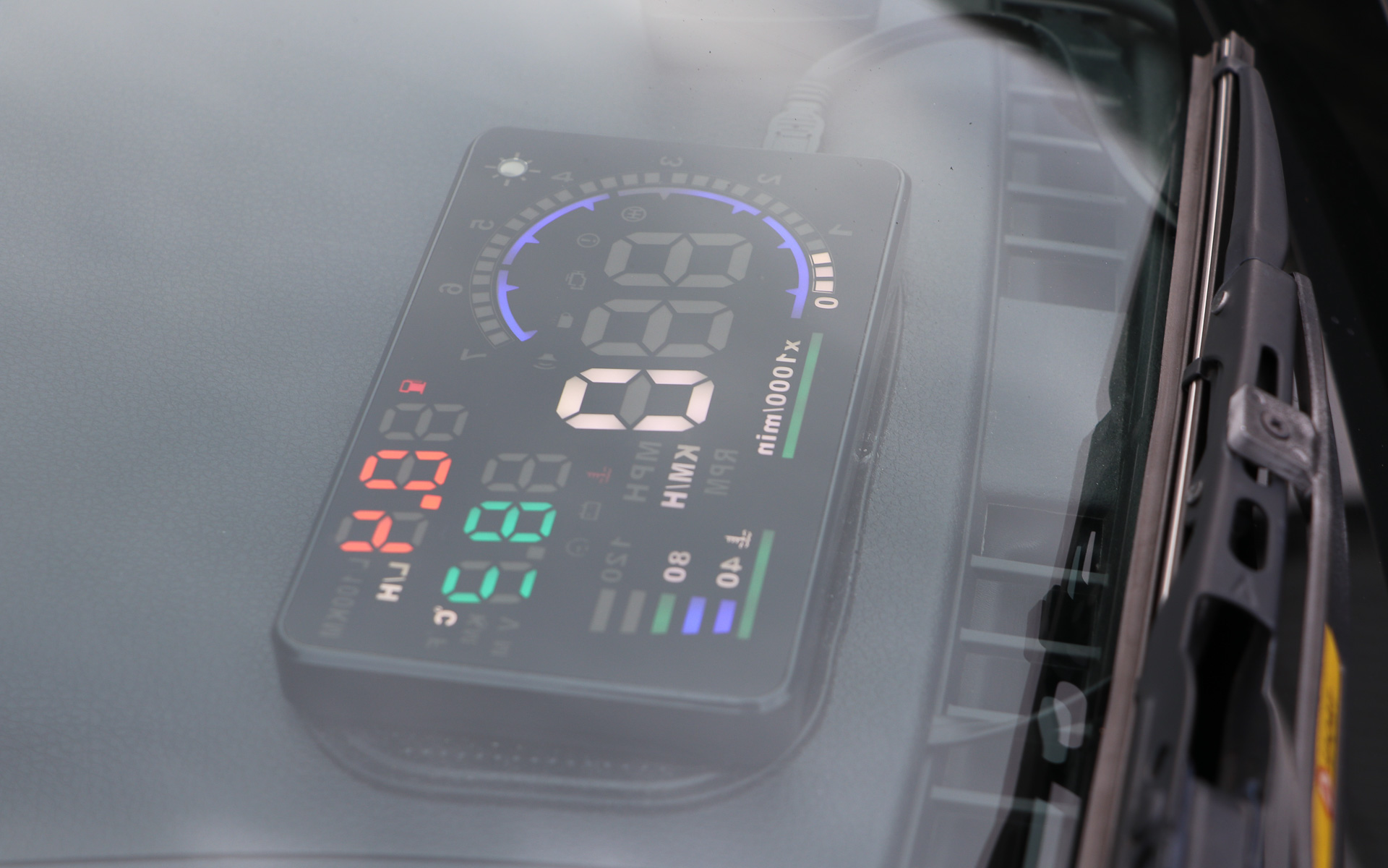 通販で購入したというHUD（ヘッドアップディスプレイ）。OBDIIカプラーに接続するだけなので簡単に装着できるという