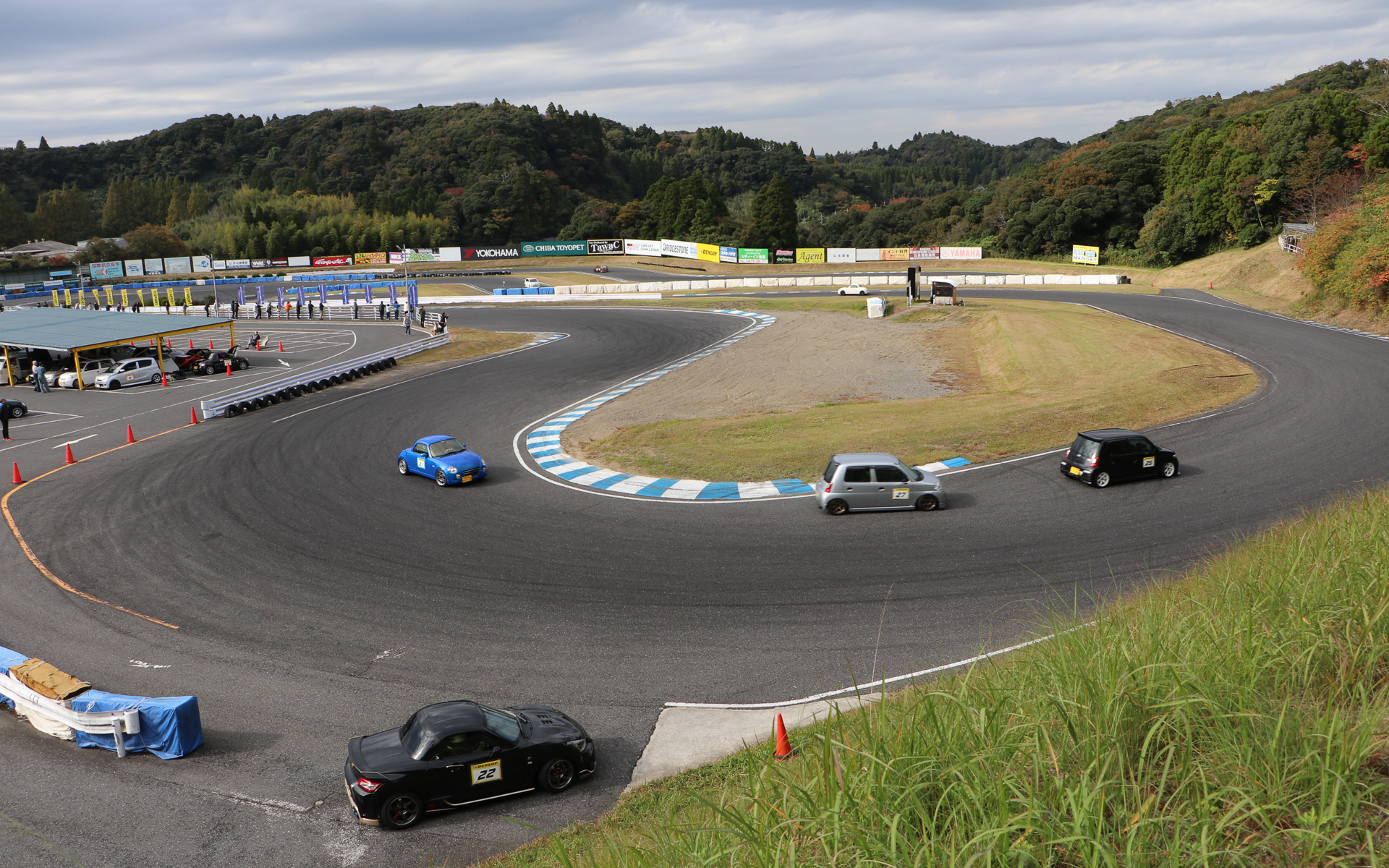 茂原ツインサーキットは、コース全体が見渡せる高台にも観客席が用意されていて、他の人のライン取りなど走りを研究することも可能だし、同伴者もゆっくり見学できる