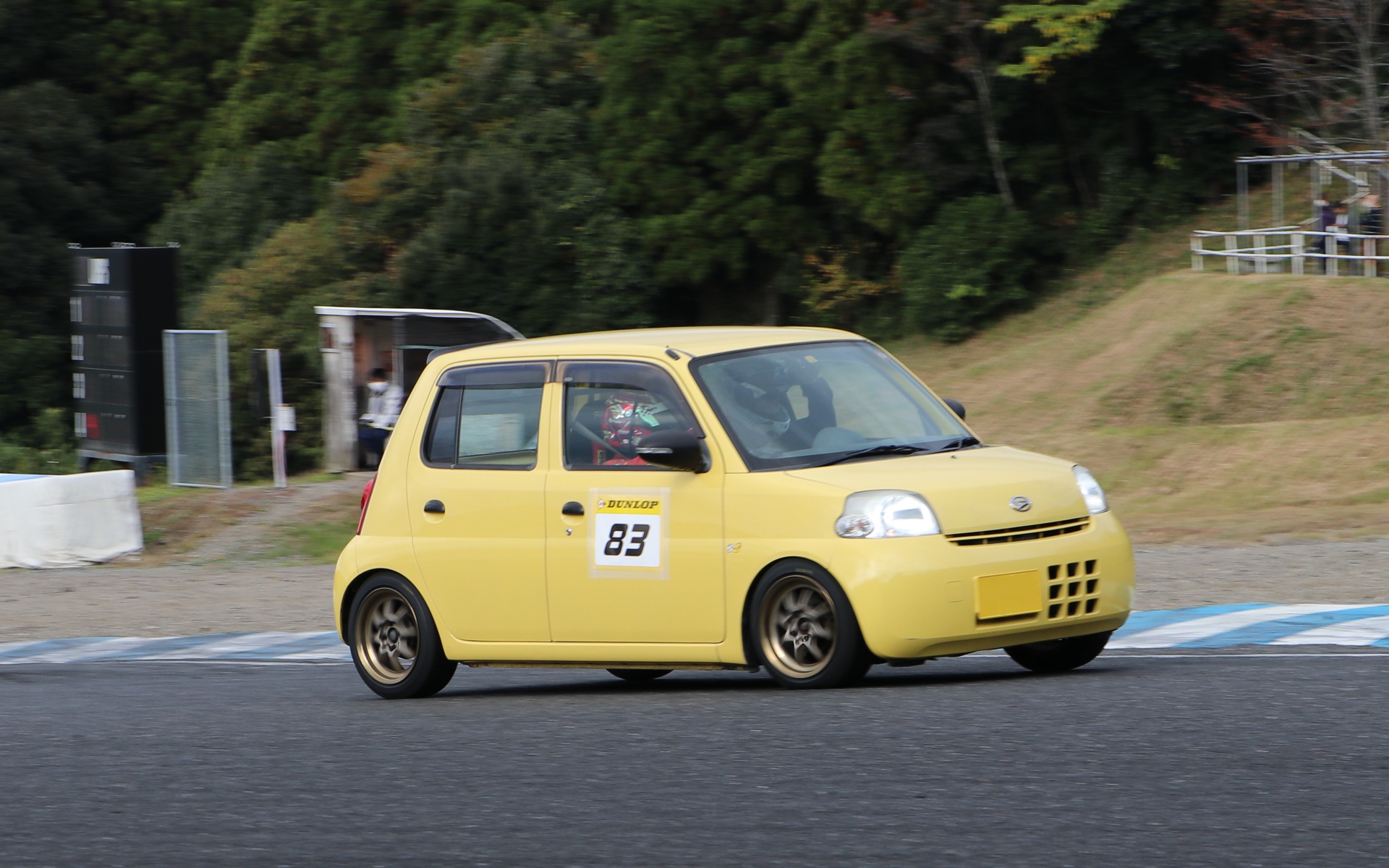 同乗走行を体験したピヨ蔵エッセさんは「もう走行ラインがぜんぜん違いました。また、S字の攻略法も教えてもらったのですが、菊池選手は自分よりもはるか手前でステアリングを切り始めていて、自分はツッコミ過ぎていて操作が後手後手になっていると分かりました」と感想を述べていた