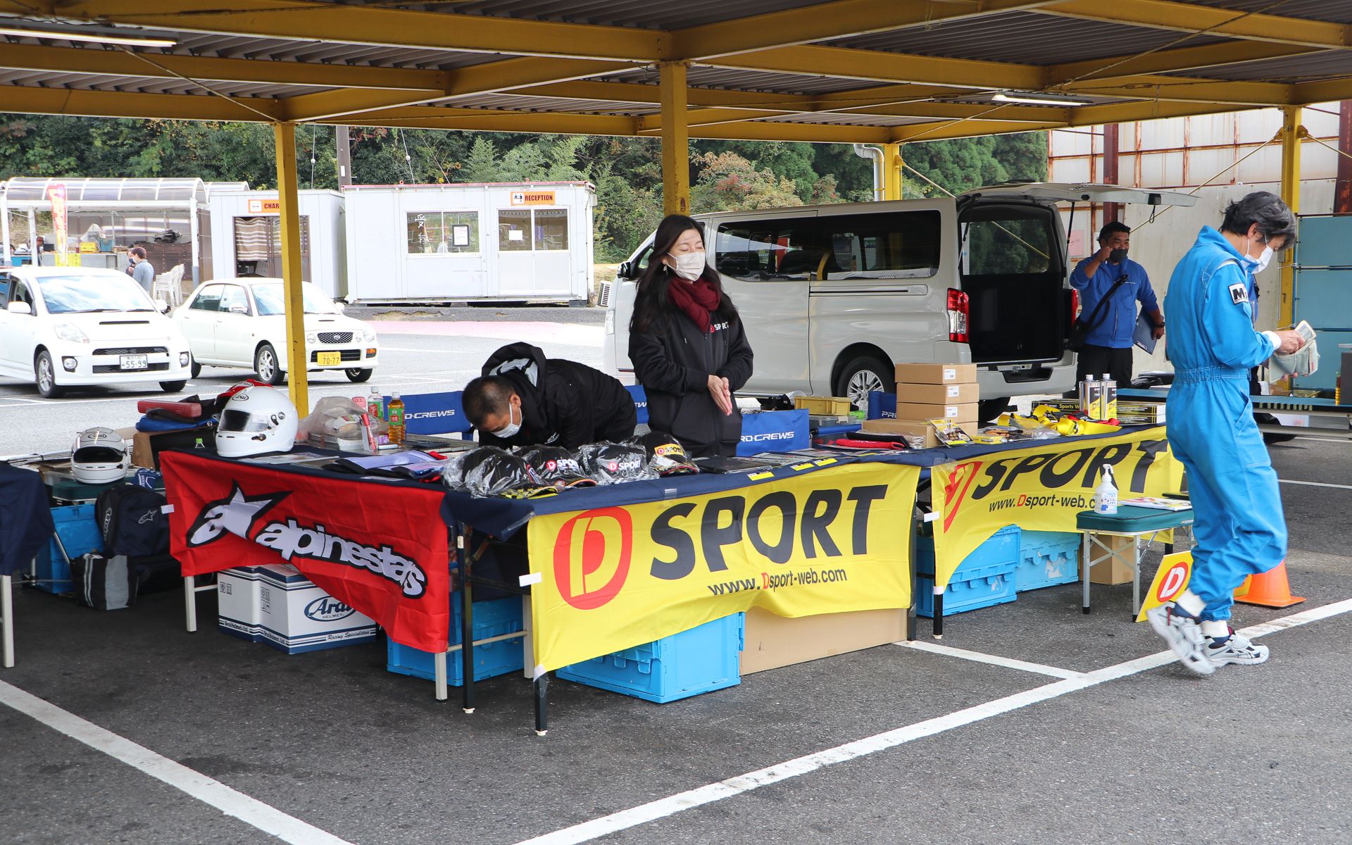 D-SPORTテントには、オリジナルグッズやパーツのほか、ヘルメットの試着ができるなどサーキット走行をより安全に楽しむためのアイテムも並んでいた