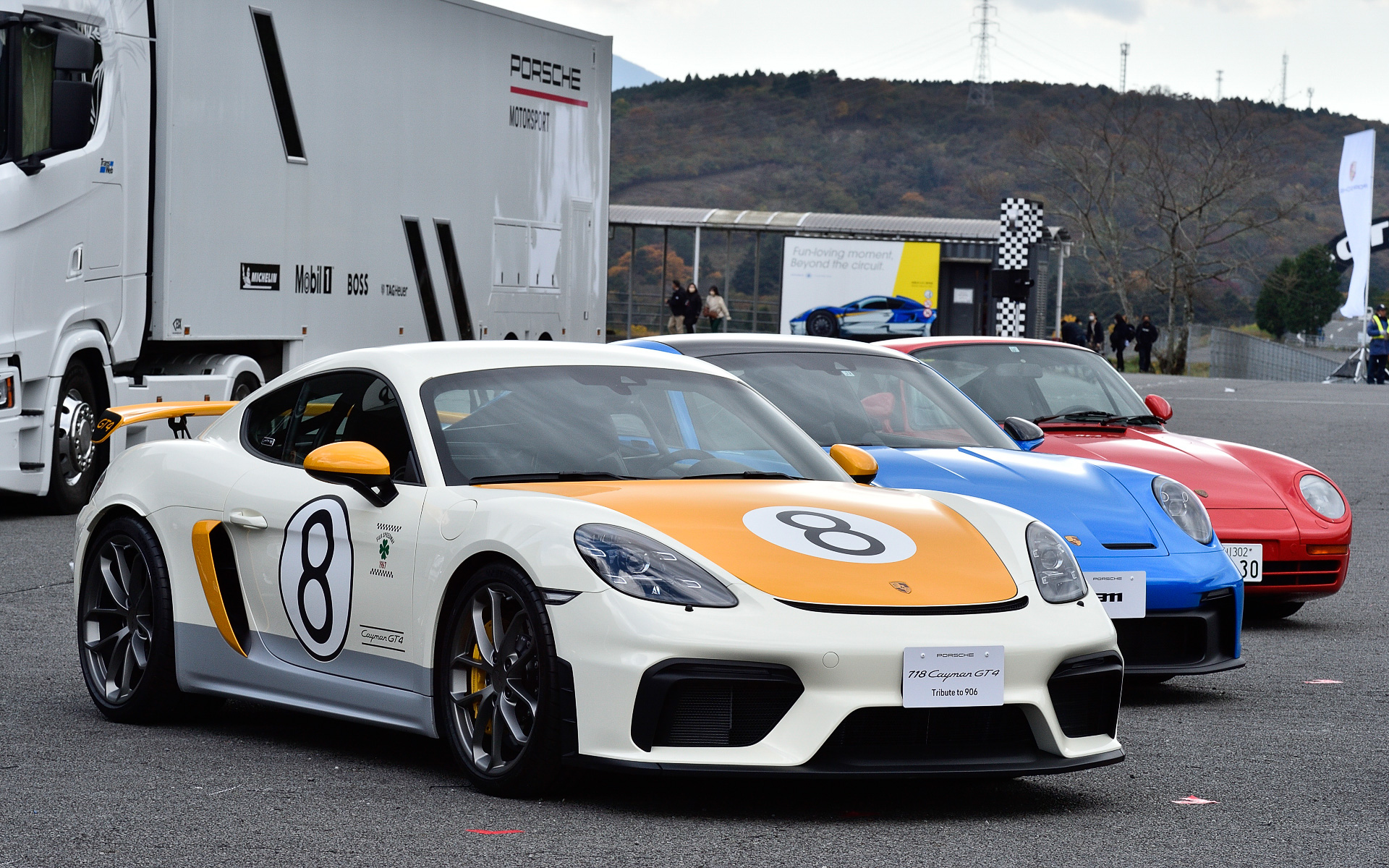 クラシックカーから最新モデルまで多種多様なポルシェがイベント広場を埋め尽くした