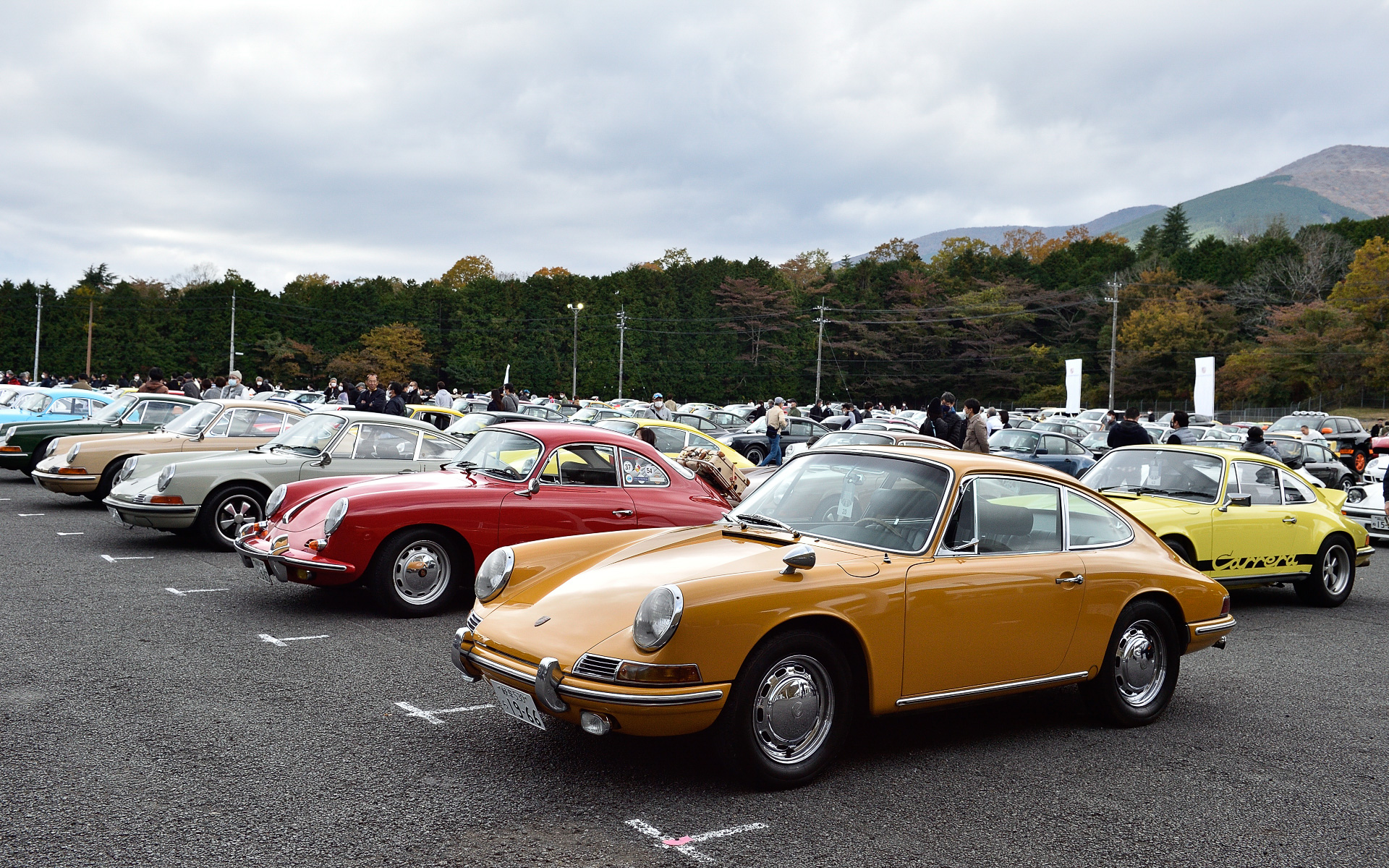 クラシックカーから最新モデルまで多種多様なポルシェがイベント広場を埋め尽くした