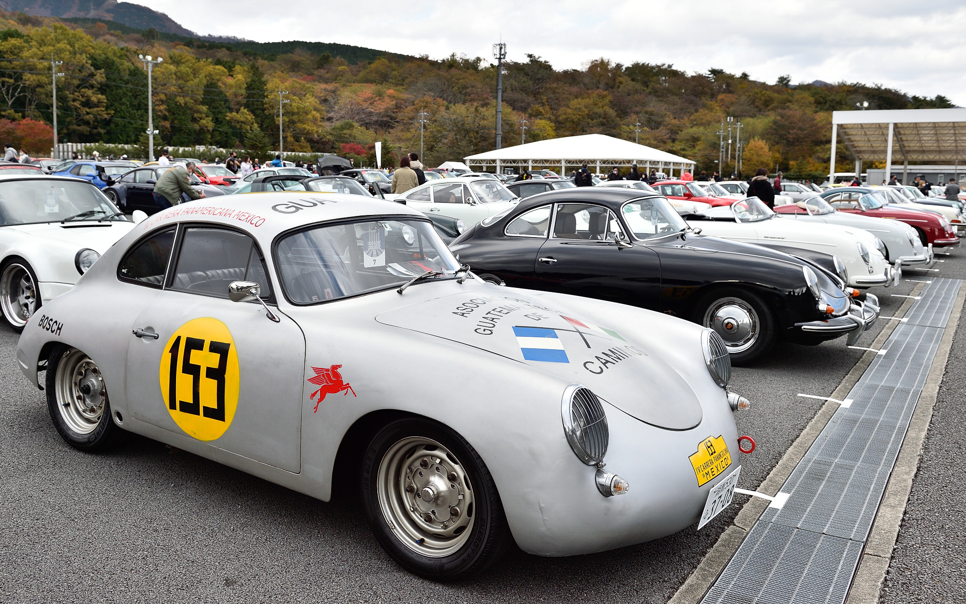 クラシックカーから最新モデルまで多種多様なポルシェがイベント広場を埋め尽くした