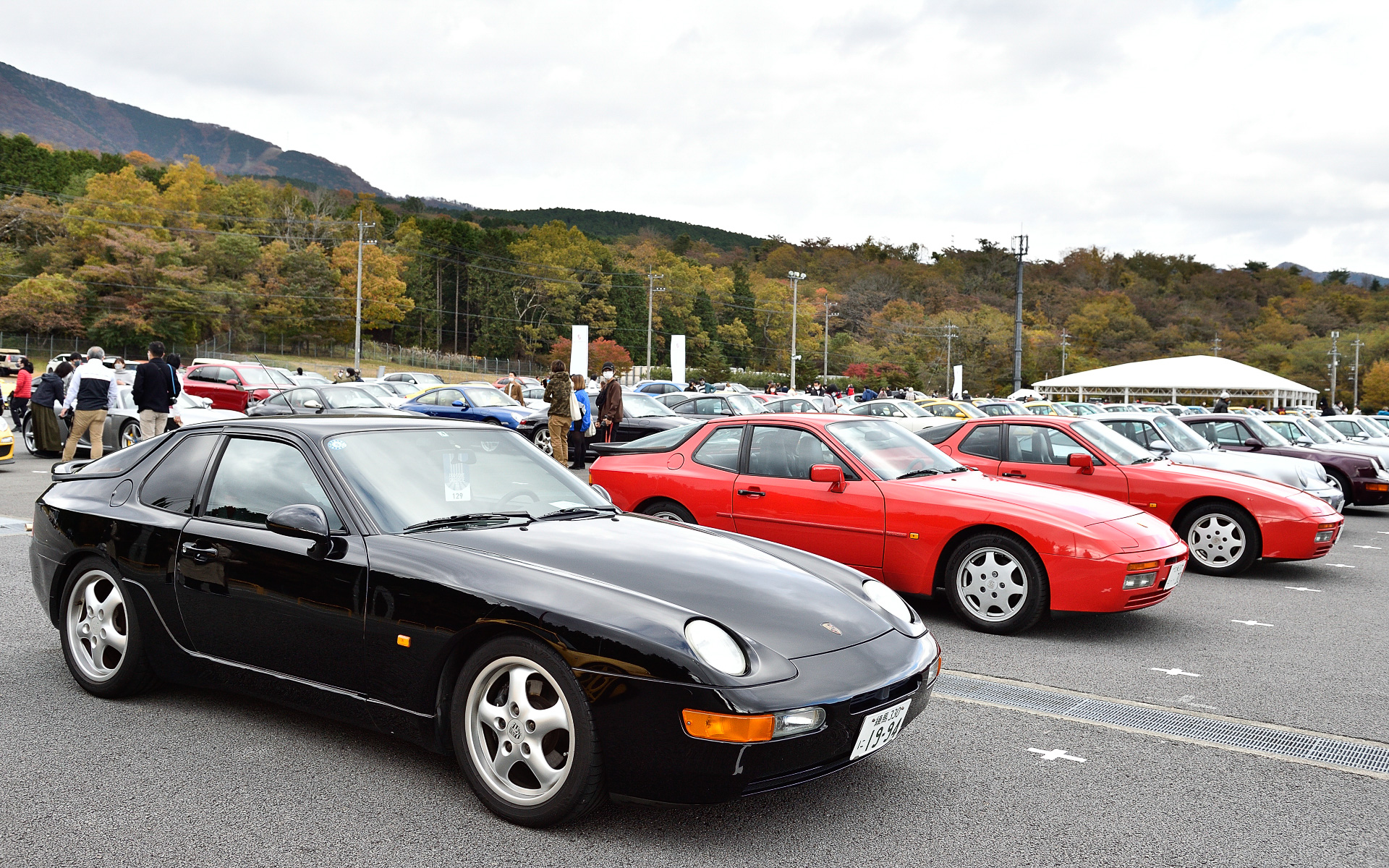 クラシックカーから最新モデルまで多種多様なポルシェがイベント広場を埋め尽くした