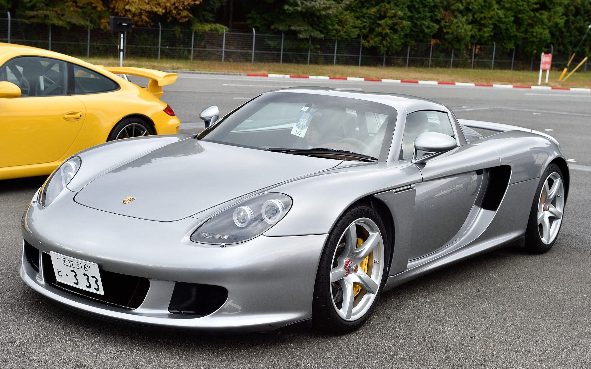 クラシックカーから最新モデルまで多種多様なポルシェがイベント広場を埋め尽くした