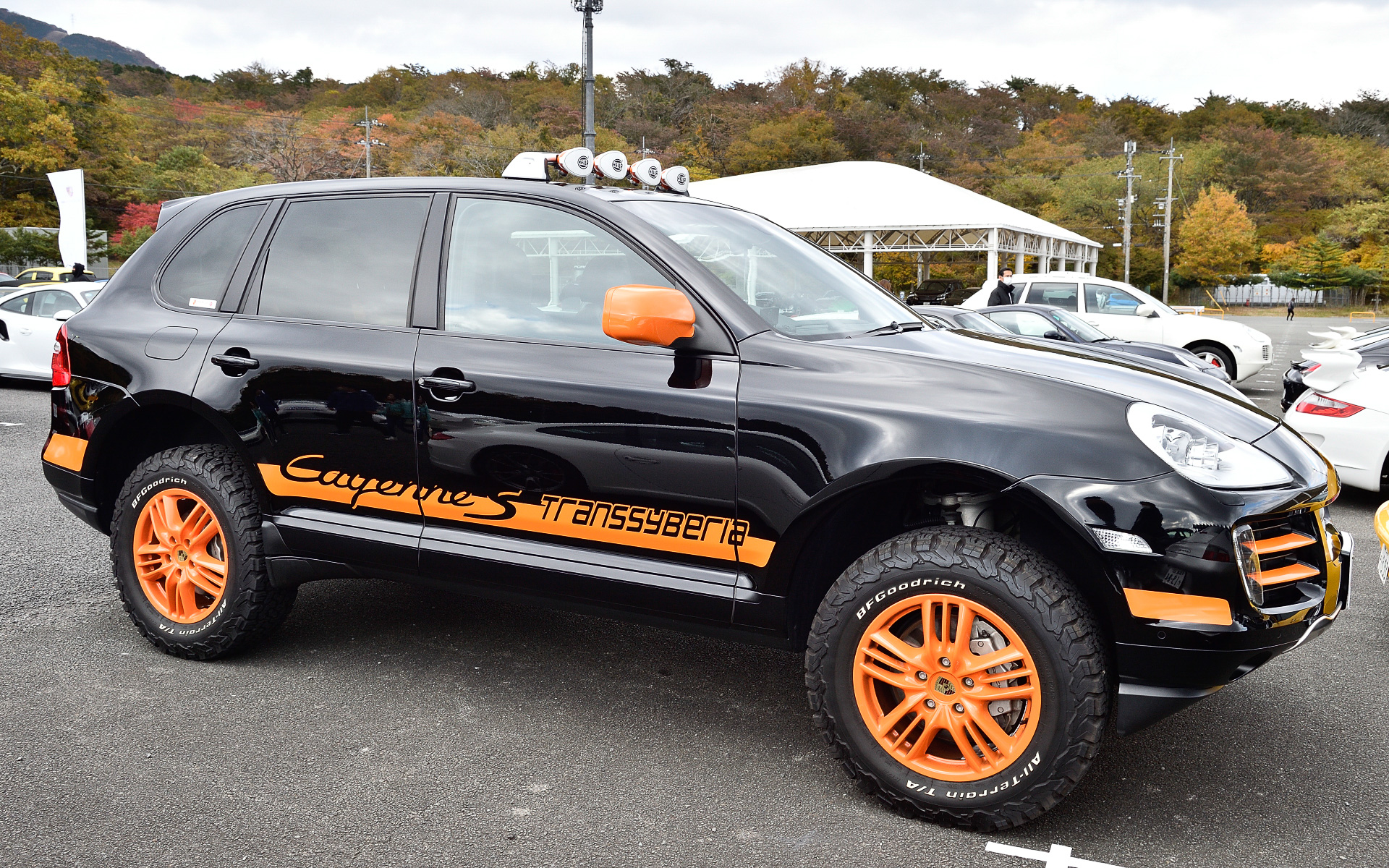 クラシックカーから最新モデルまで多種多様なポルシェがイベント広場を埋め尽くした