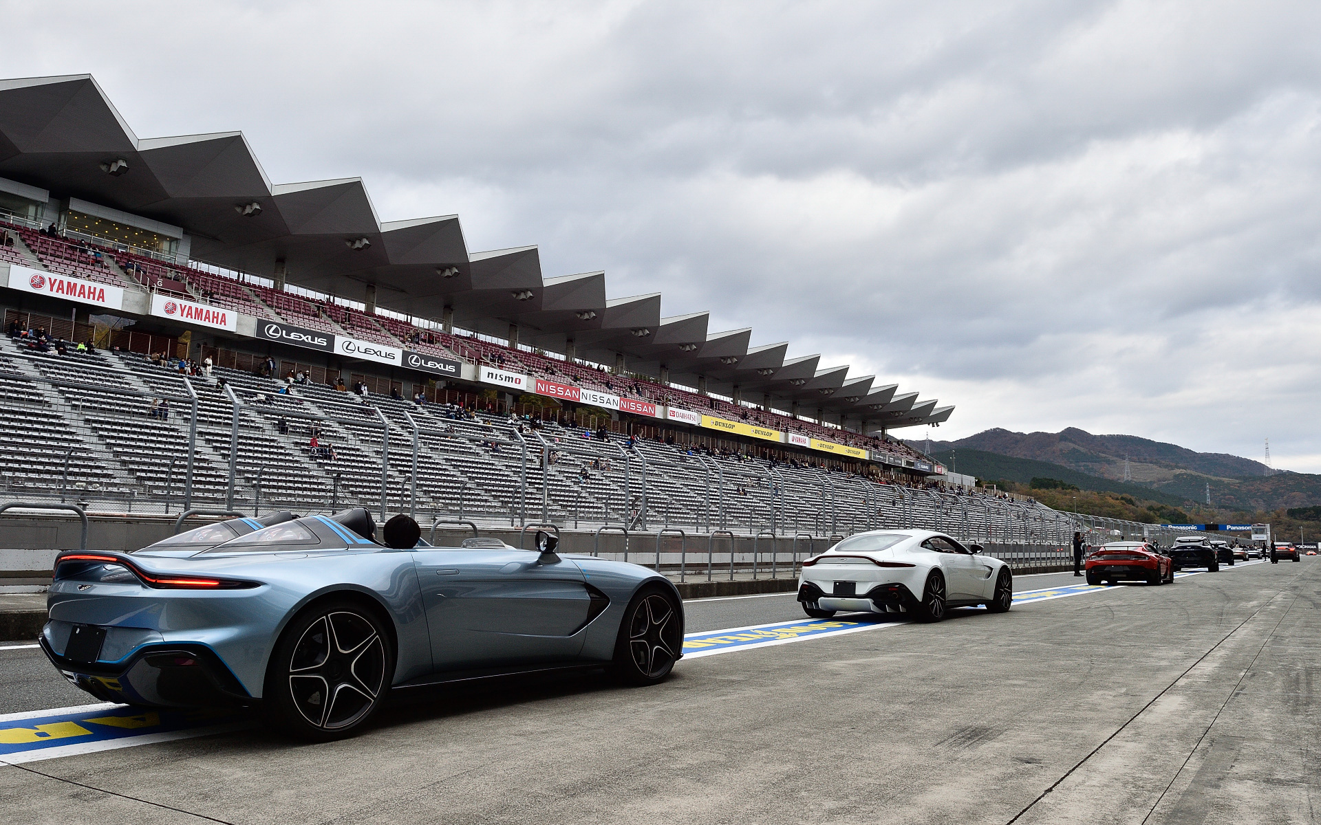 アストンマーティン、ランボルギーニ、マセラティがブランドごとに本コースでパレードランを実施