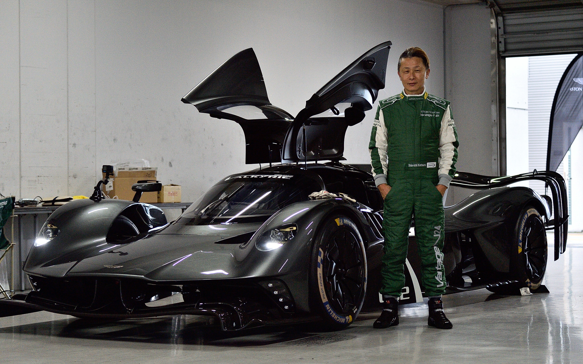 ニュルブルクリンク24時間レースでアストンマーティンのワークスドライバーを務めたモータージャーナリストの桂伸一氏は、ハイパーカー「ヴァルキリー」で花火プログラムに参加