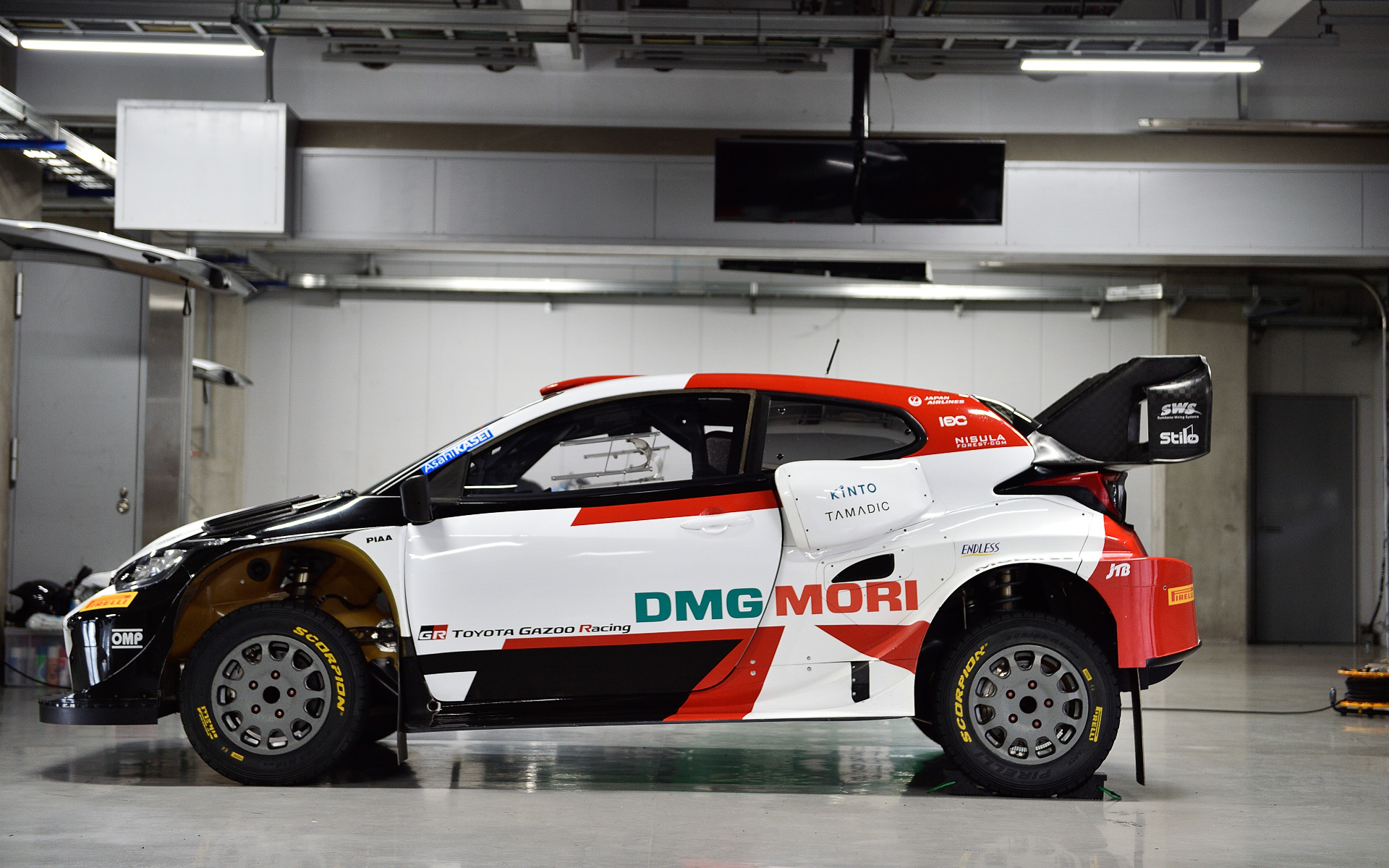 グランドスタンド近くにGRヤリスも集まり、TOYOTA GAZOO Racing World Rally Teamの代表を務めるヤリ-マティ・ラトバラ氏も参加