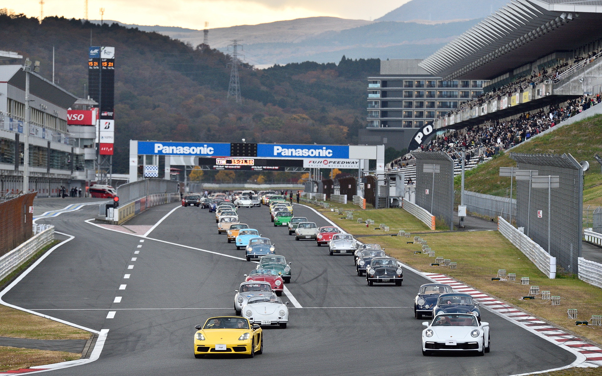 フィリップ・フォン・ヴィッツェンドルフ社長が先導し、300台のポルシェもパレードランを実施