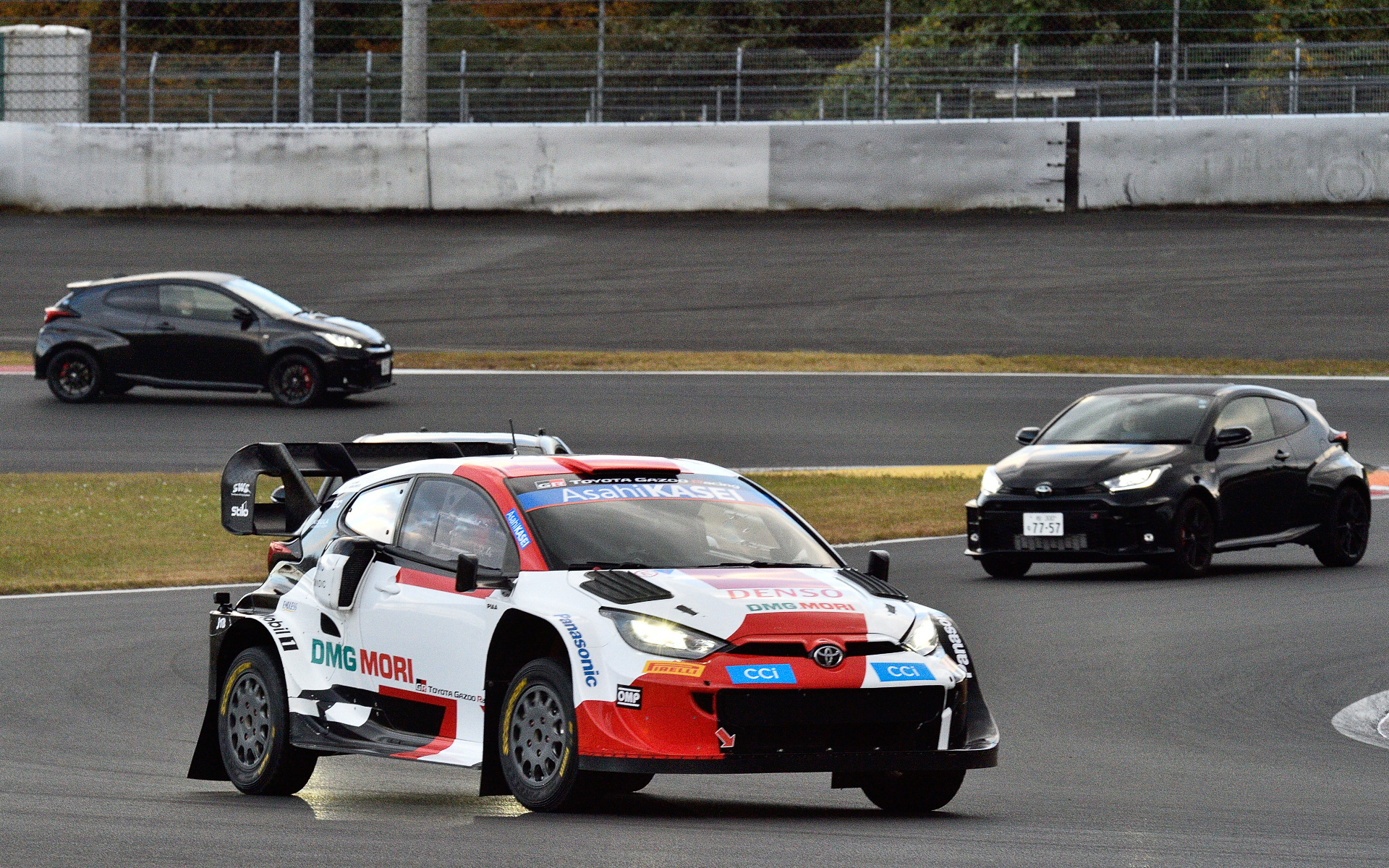 グランドスタンド近くにGRヤリスも集まり、TOYOTA GAZOO Racing World Rally Teamの代表を務めるヤリ-マティ・ラトバラ氏も参加