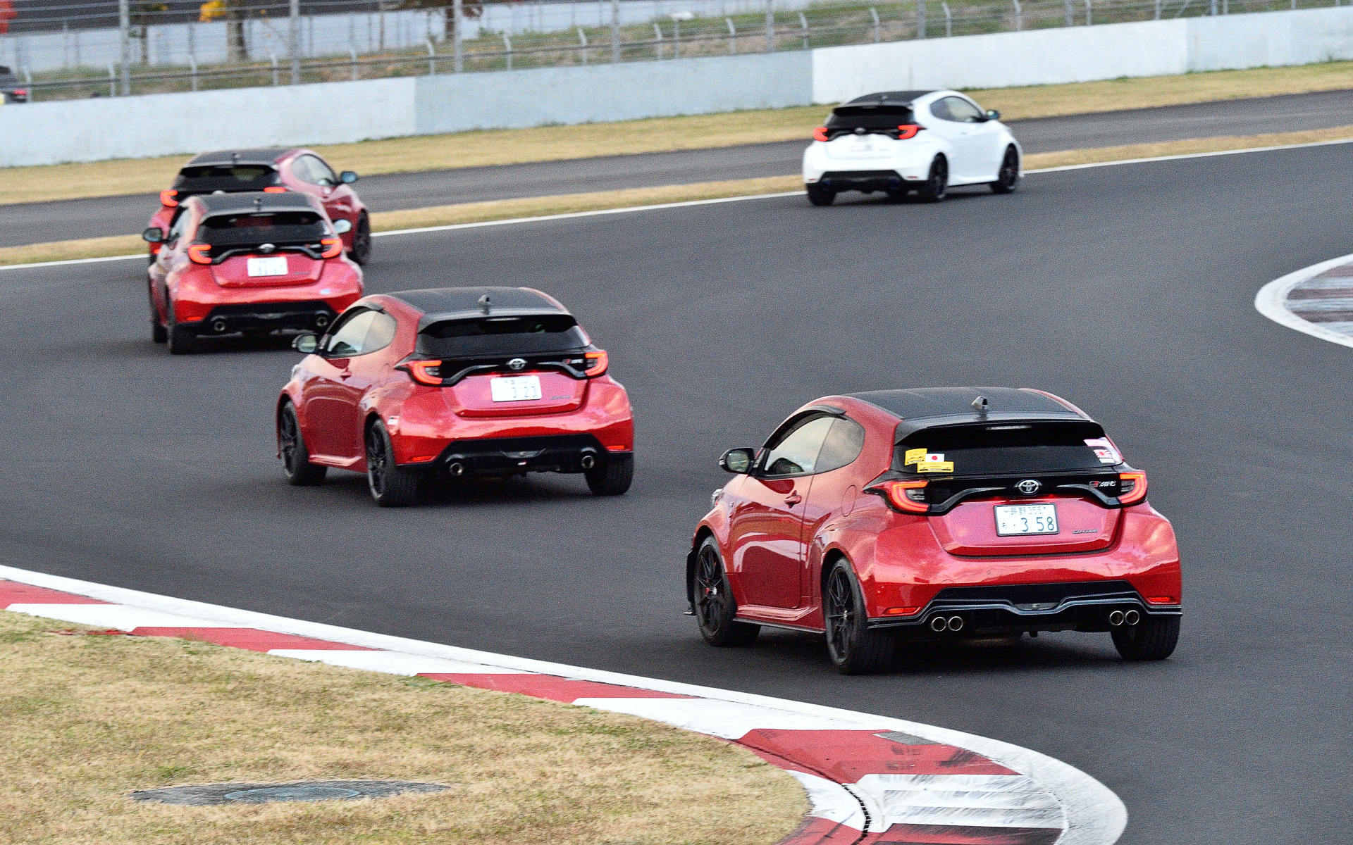 グランドスタンド近くにGRヤリスも集まり、TOYOTA GAZOO Racing World Rally Teamの代表を務めるヤリ-マティ・ラトバラ氏も参加