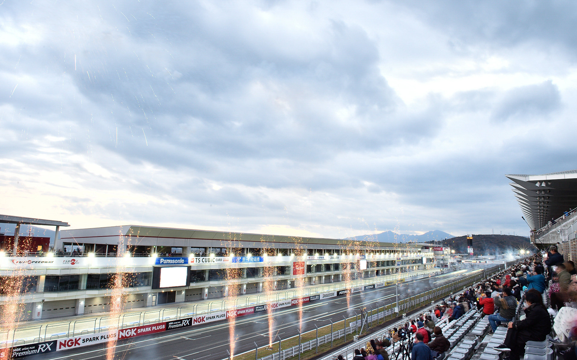 花火イベントでは音楽と共鳴するミュージック花火、200km/hを超えるスピードでコースを走行する車両と並走する花火など、独自のコンテンツが用意された