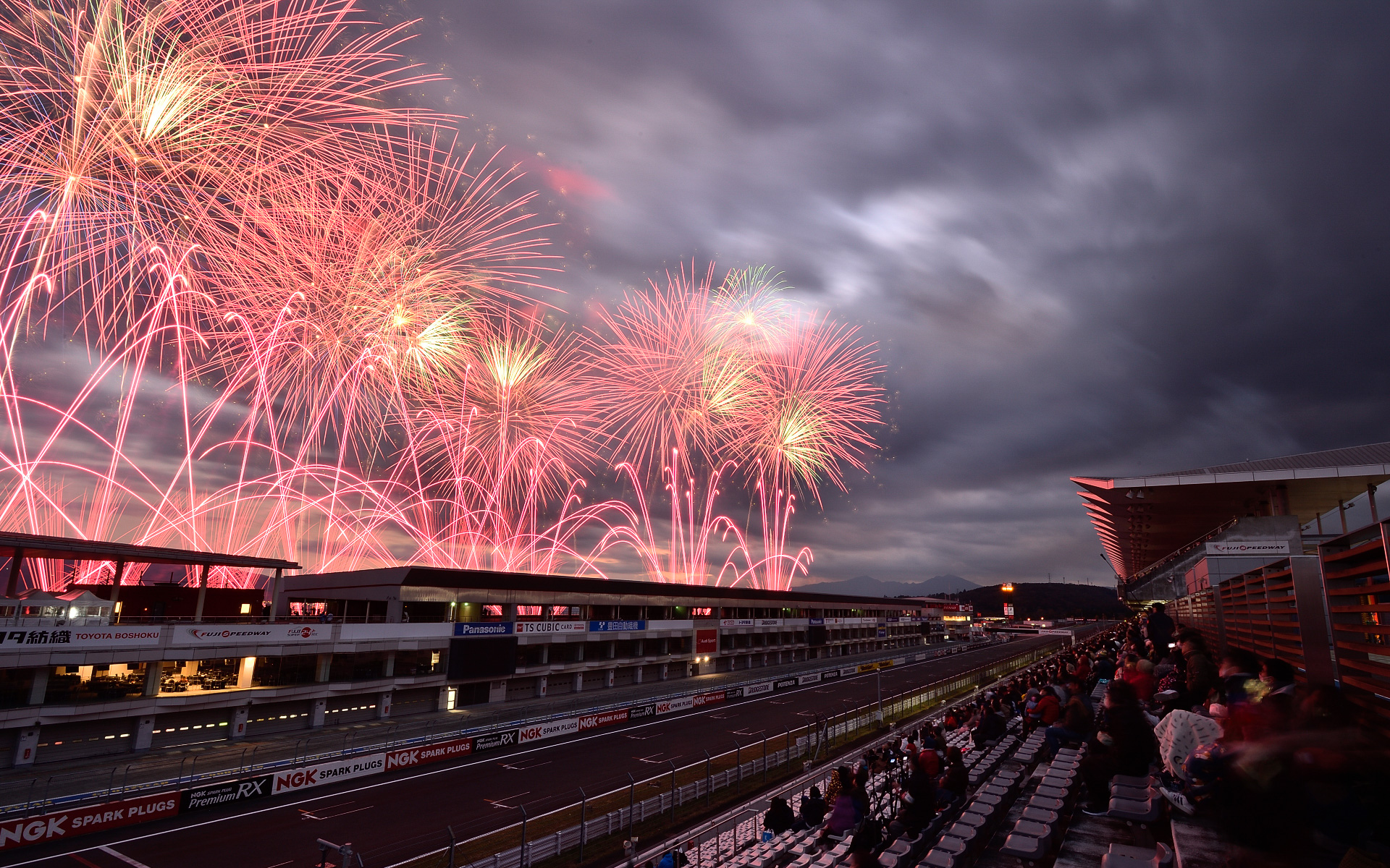 劇場型花火大会「FUJI MOTORSPORTS FOREST Fireworks by 富士山花火 2022」が富士スピードウェイで開催された