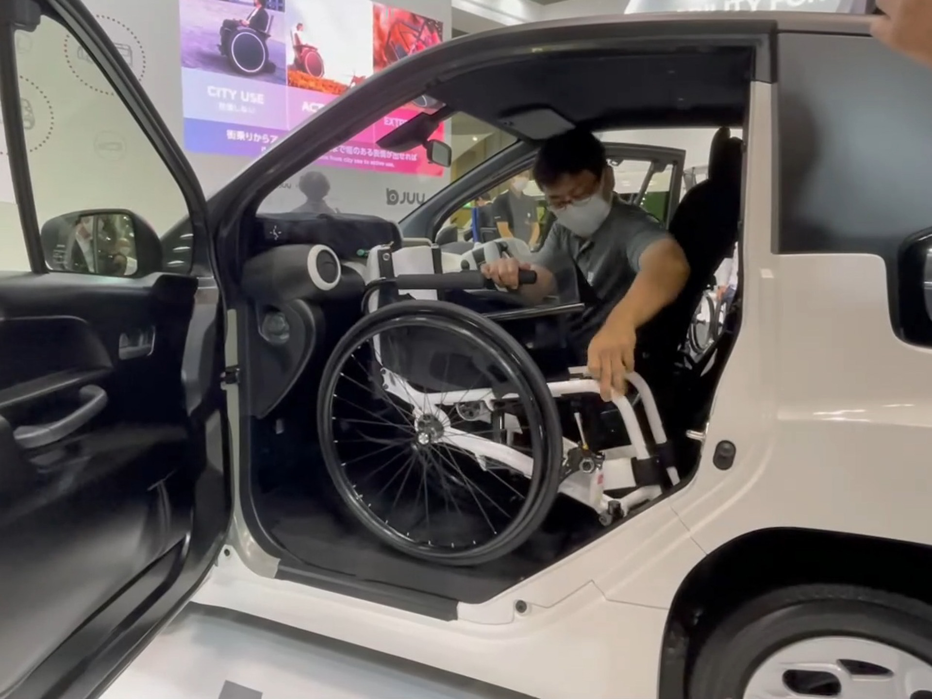 座席は助手席側から運転席側にスライドする仕組み。スライドした場所には車いすを搭載する