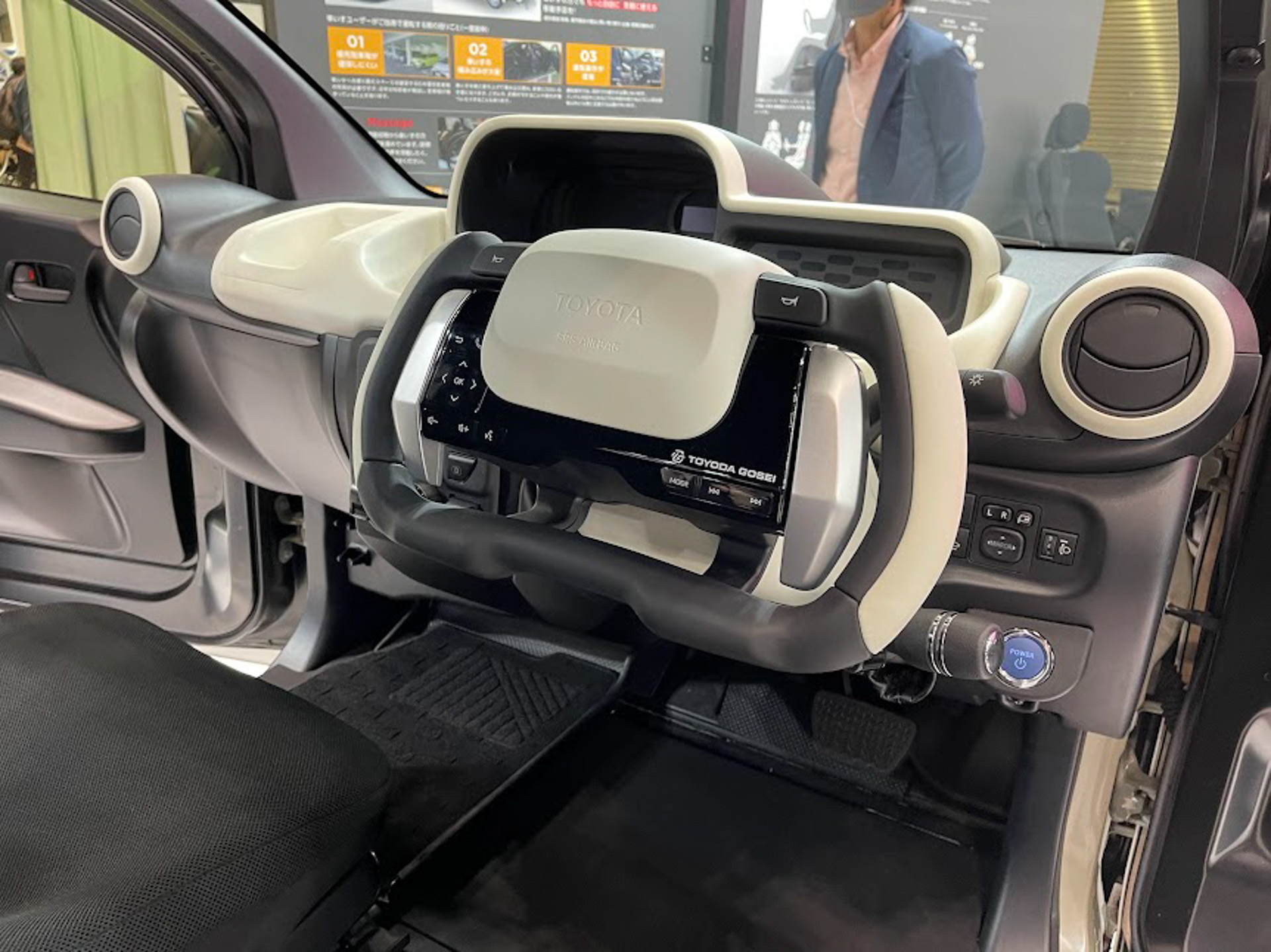 ステアリング内側の二か所に取り付けられた銀色のボタンでアクセルを操作。ブレーキはステアリングの右下のレバーで行なう