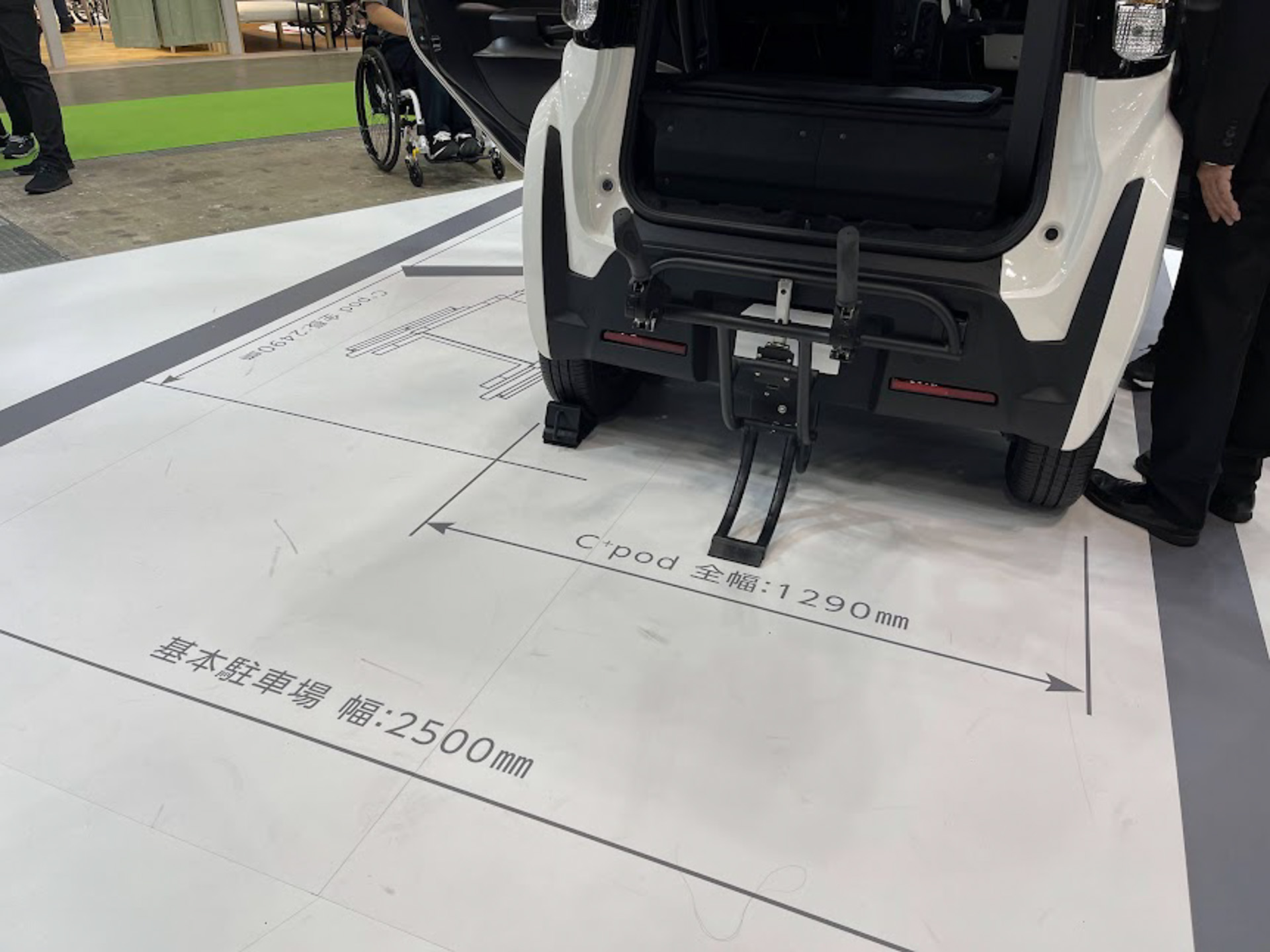横幅約2.5mの普通の駐車場に、車幅1.29mの「C+pod plus Concept」を駐車した場合、左右に大きなスペースを確保できる
