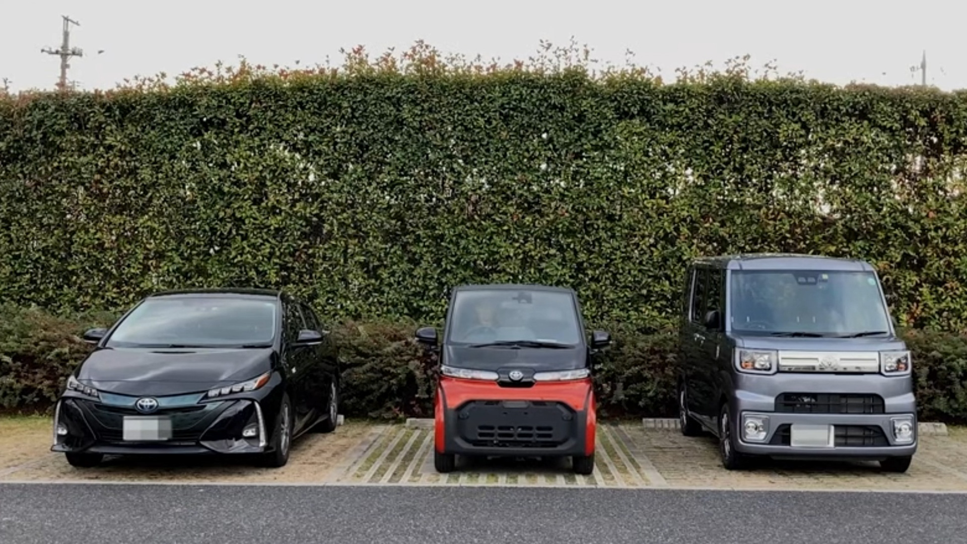 横幅約2.5mの普通の駐車場に、車幅1.29mの「C+pod plus Concept」を駐車した場合、左右に大きなスペースを確保できる