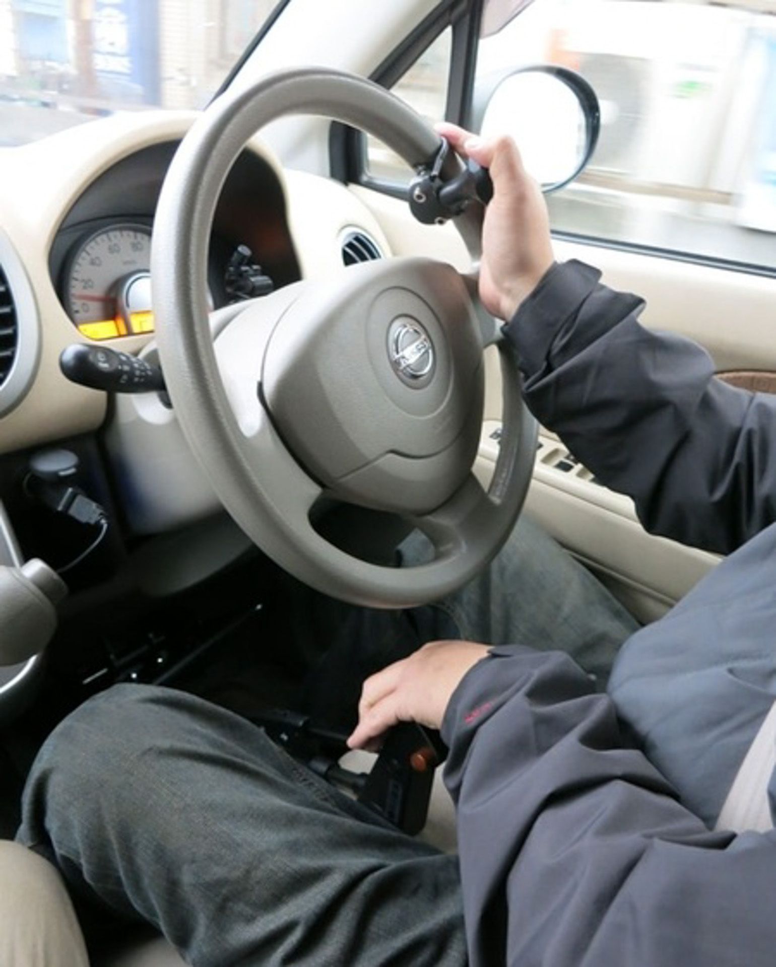 レンタカーなども、10分ほどで取り外しができる手動運転装置「SWORD」（<a href="https://eagle-jack.jp/isudoko/" class="n" target="_blank">https://eagle-jack.jp/isudoko/</a>）を取り付けて運転する