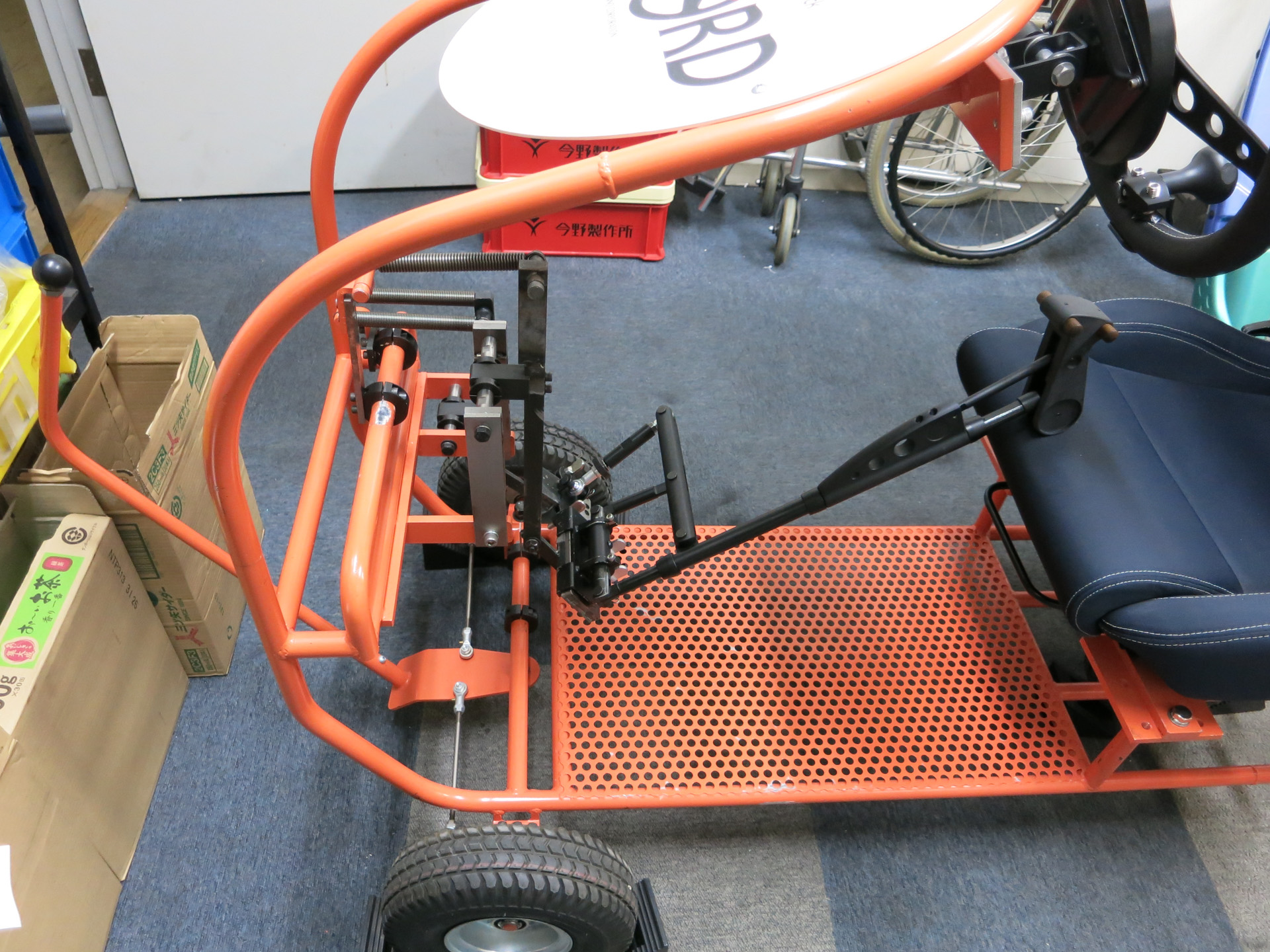 レンタカーなども、10分ほどで取り外しができる手動運転装置「SWORD」（<a href="https://eagle-jack.jp/isudoko/" class="n" target="_blank">https://eagle-jack.jp/isudoko/</a>）を取り付けて運転する