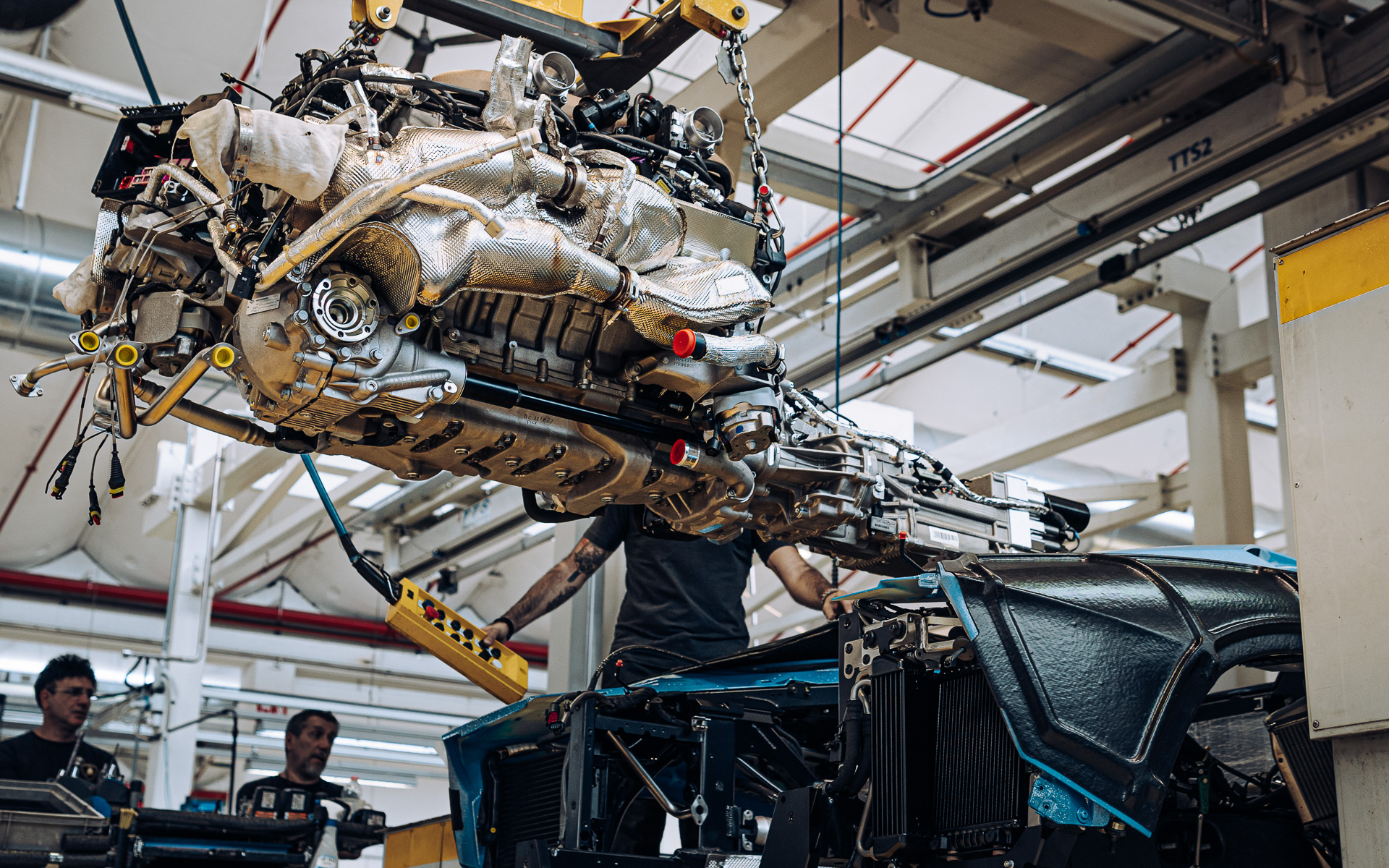 ランボルギーニの生産ライン。2022年末に発表される全地形対応型の「ウラカン」をもって純粋な内燃機関に別れを告げるという