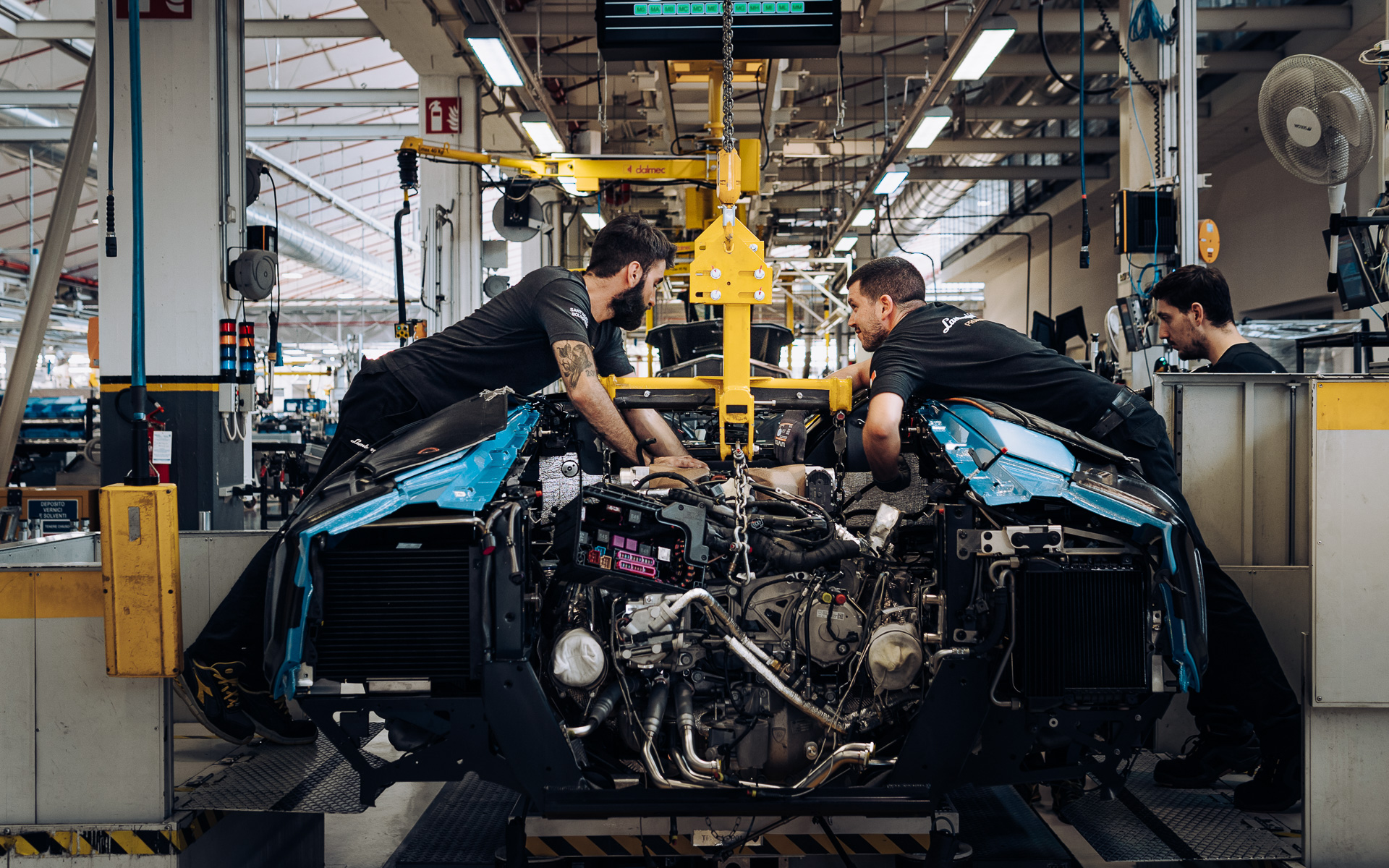 ランボルギーニの生産ライン。2022年末に発表される全地形対応型の「ウラカン」をもって純粋な内燃機関に別れを告げるという