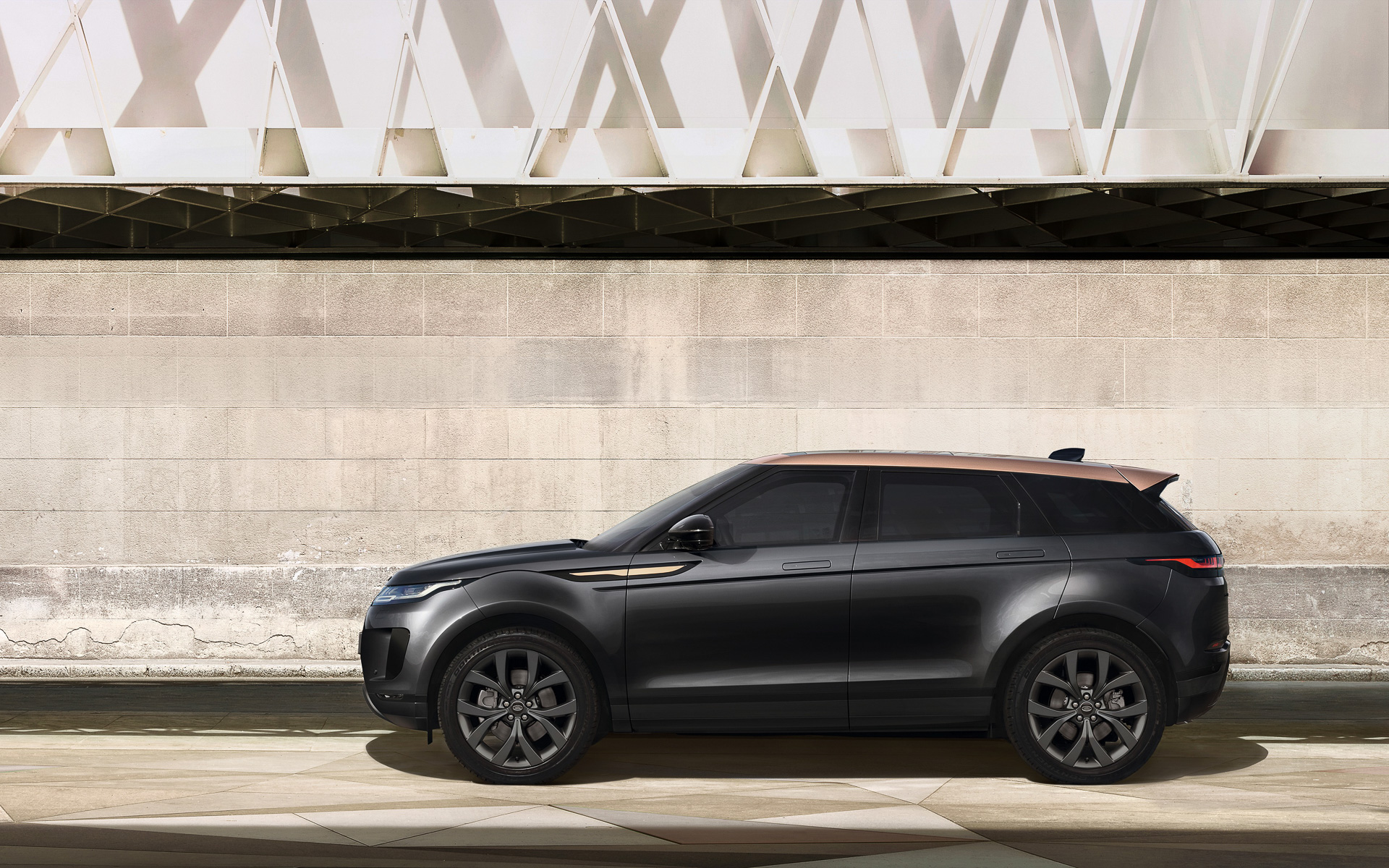 日本独自で企画した特別仕様車「レンジローバー イヴォーク BRONZE COLLECTION CURATED FOR JAPAN」