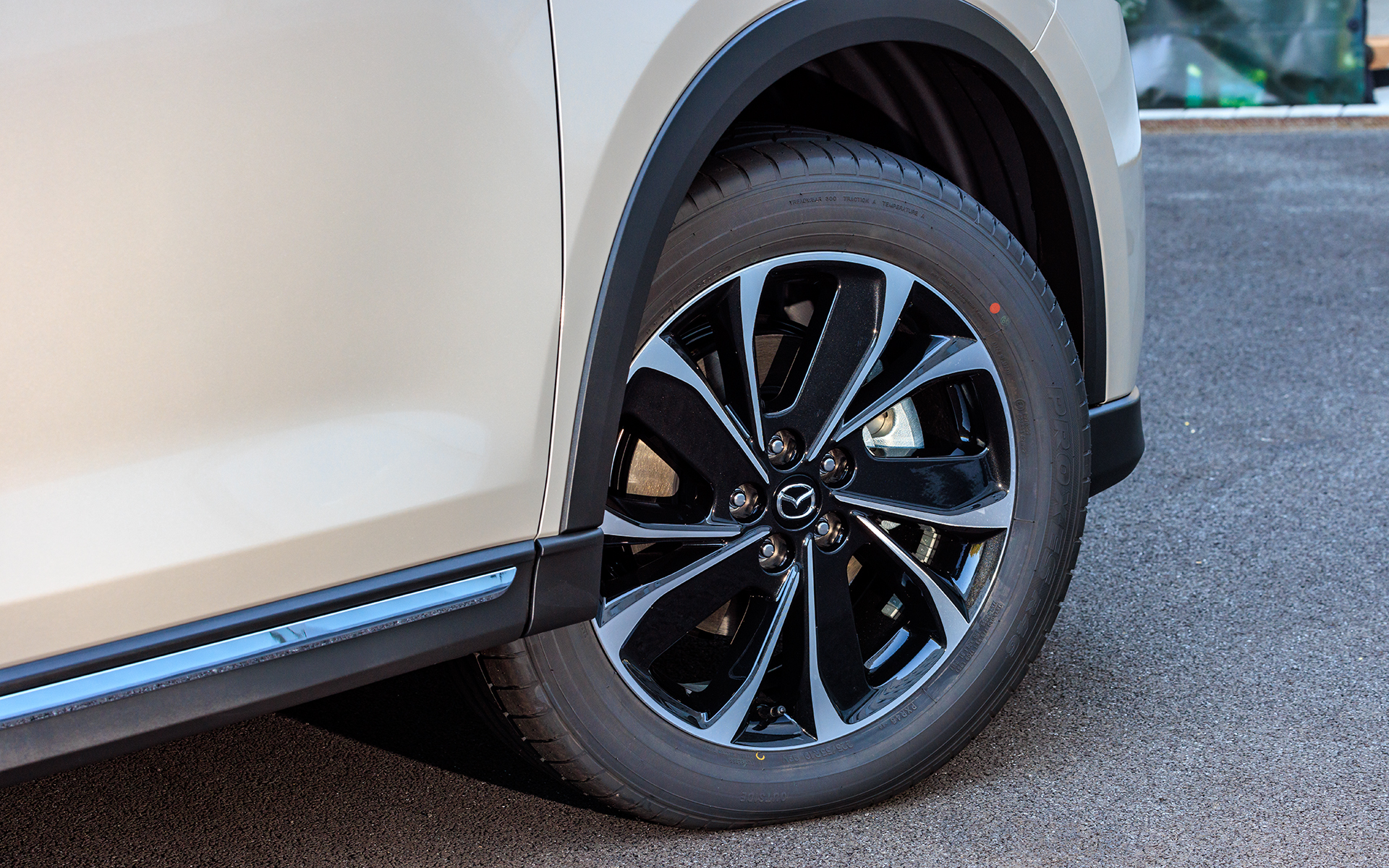 ブラックメタリック塗装の19インチアルミホイールが標準。タイヤサイズは225/55R19