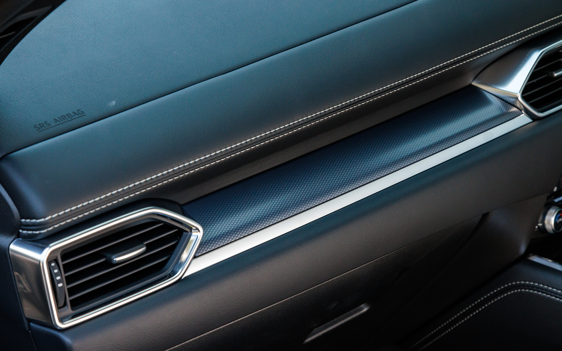 内装はハニカム柄のパネルとサテンメッキのアクセントによるコーディネート