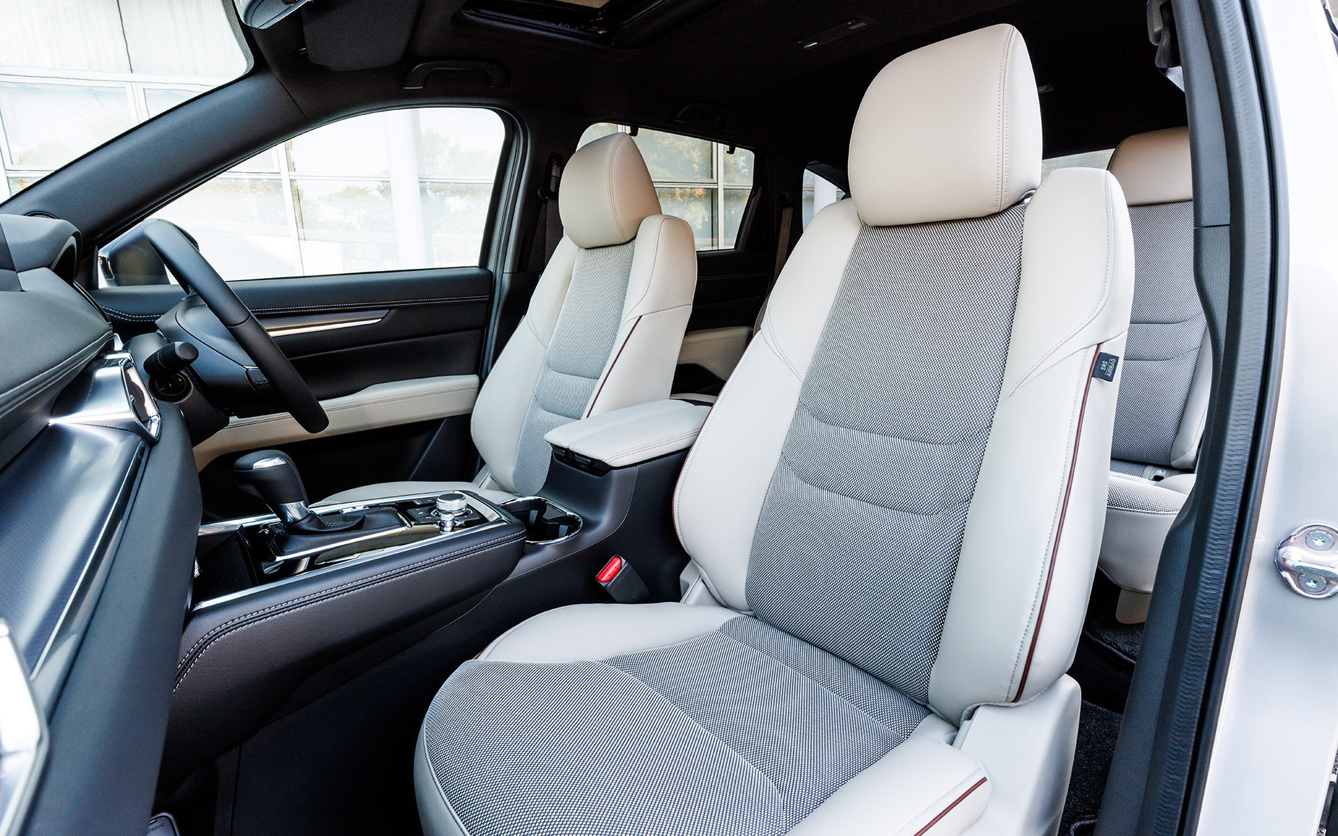 7人乗りのシート。表皮はファブリックと合成皮革のコンビネーションで色はグレージュになる。運転席＆助手席はもちろん2列目の左右席にもシートヒーターが備わる