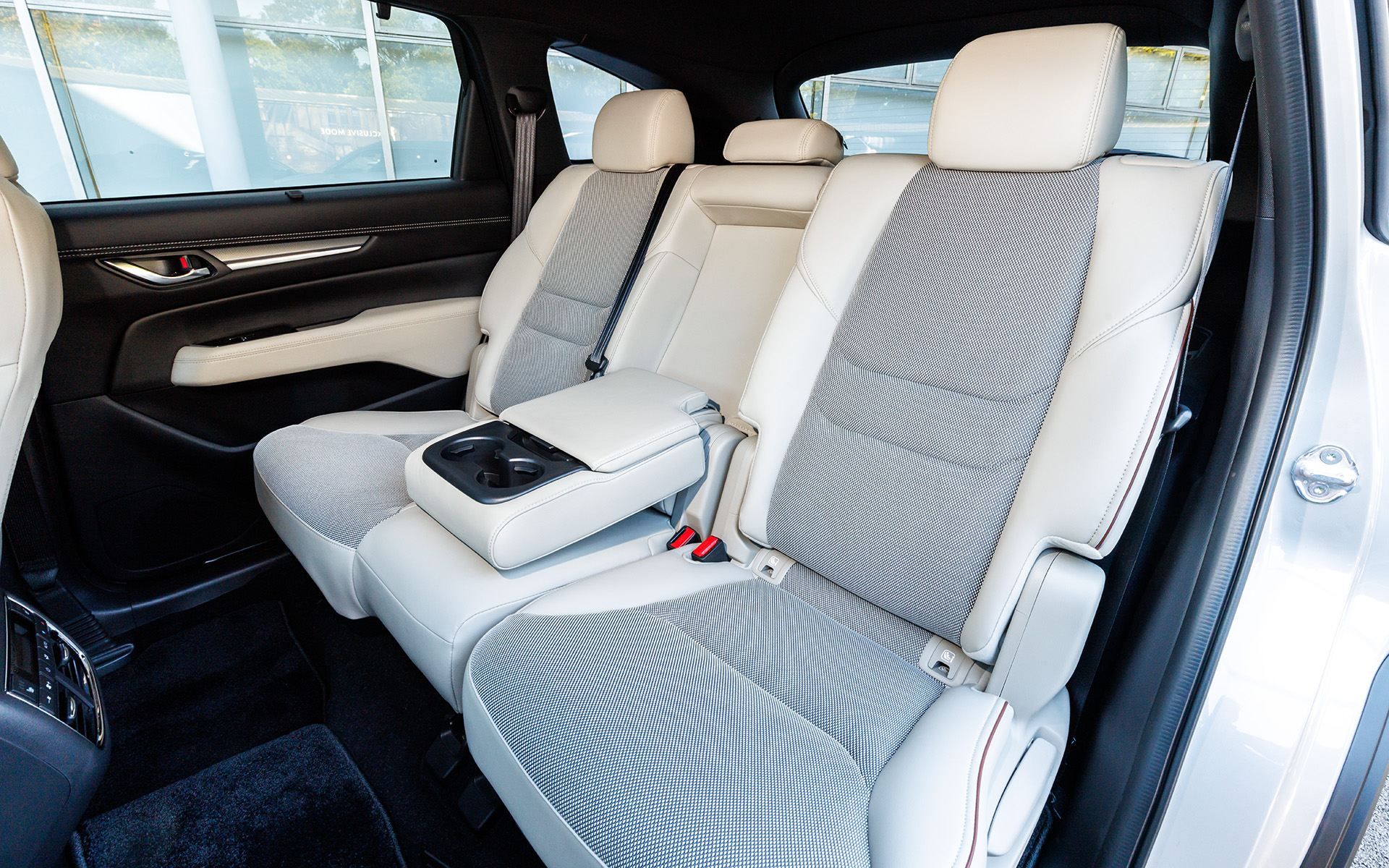 7人乗りのシート。表皮はファブリックと合成皮革のコンビネーションで色はグレージュになる。運転席＆助手席はもちろん2列目の左右席にもシートヒーターが備わる