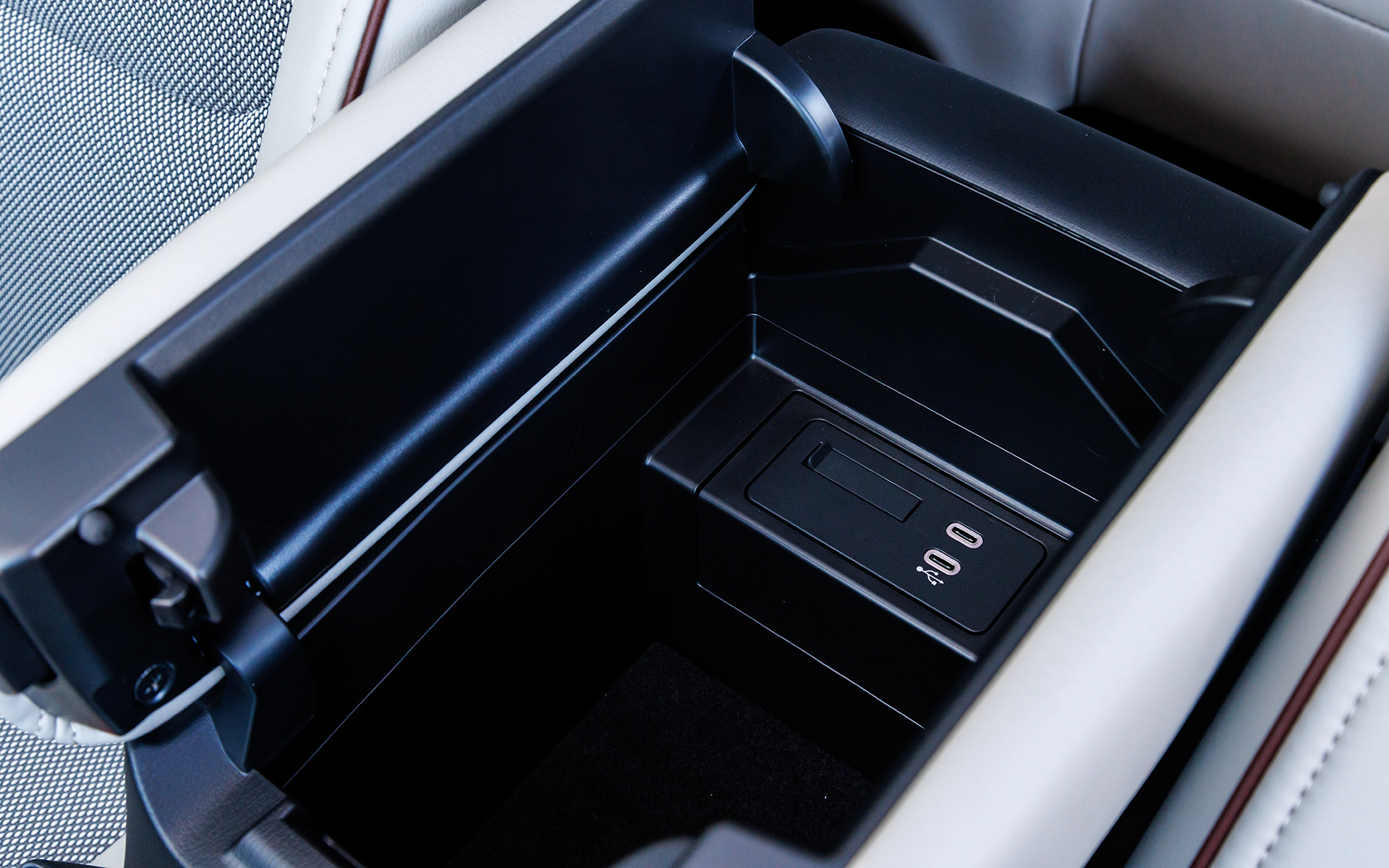 USB端子が数多く用意される。これはセンターコンソール内