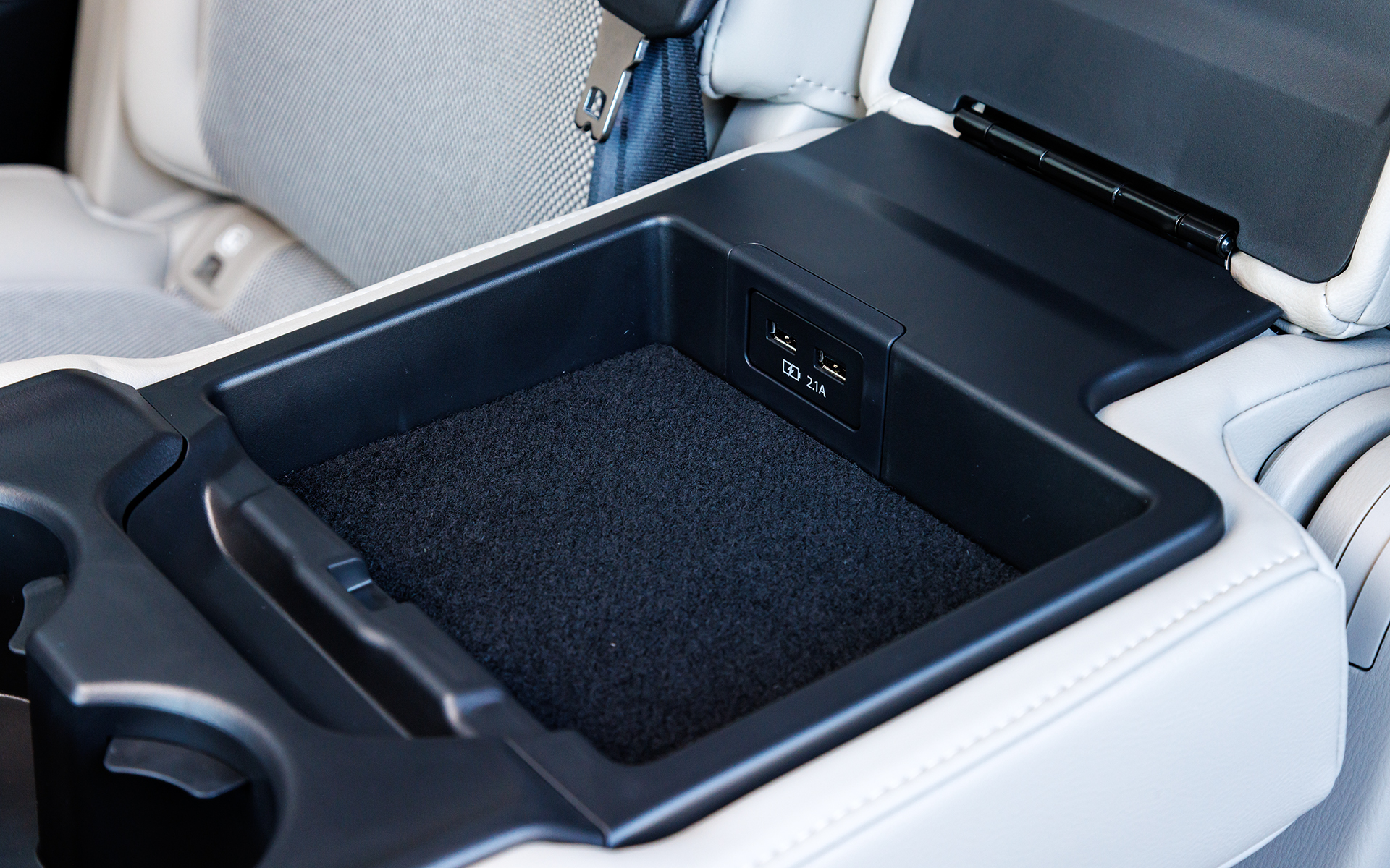 2列目のアームレスト内。このほか3列目の側面にも用意されている