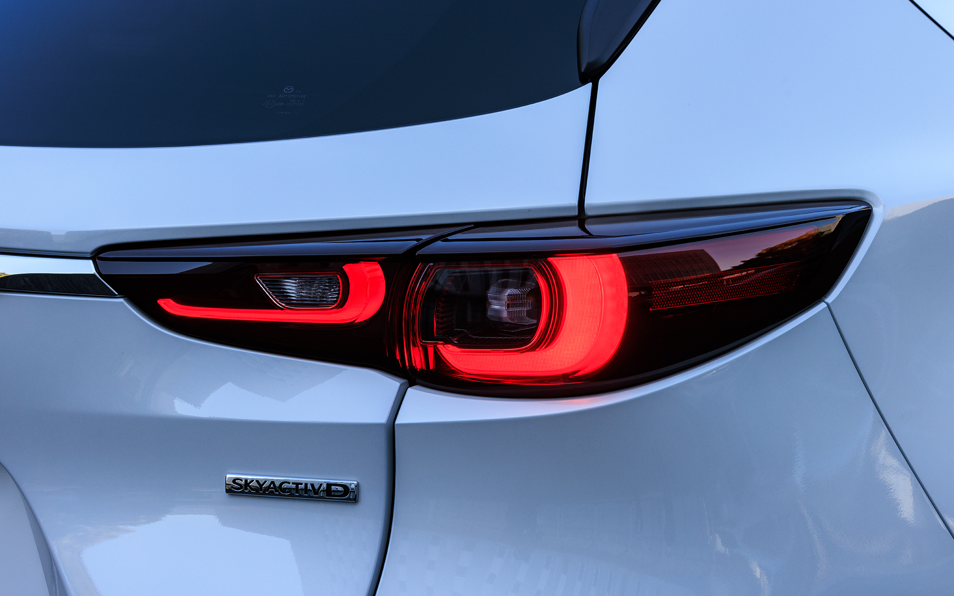 楕円をモチーフとした前後ライト