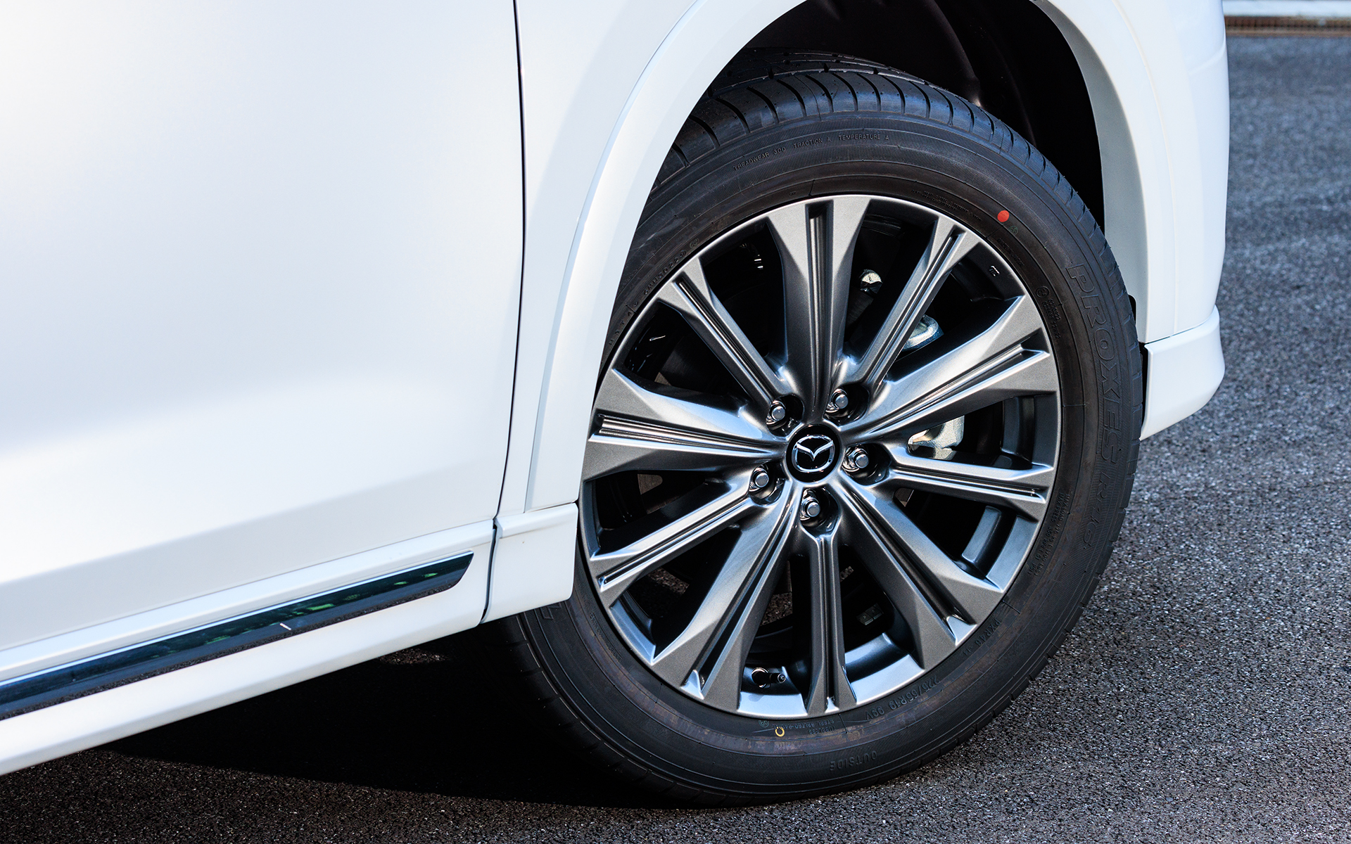 高輝度ダーク塗装の19インチアルミホイールを装着。タイヤサイズは225/55R19