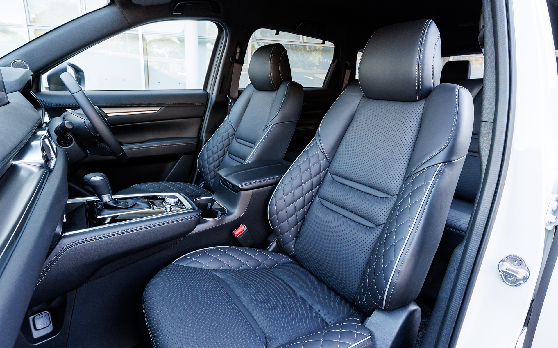 6人乗りのみの設定となるため2列目はキャプテンシート。シート表皮の一部にナッパレザーが採用されている