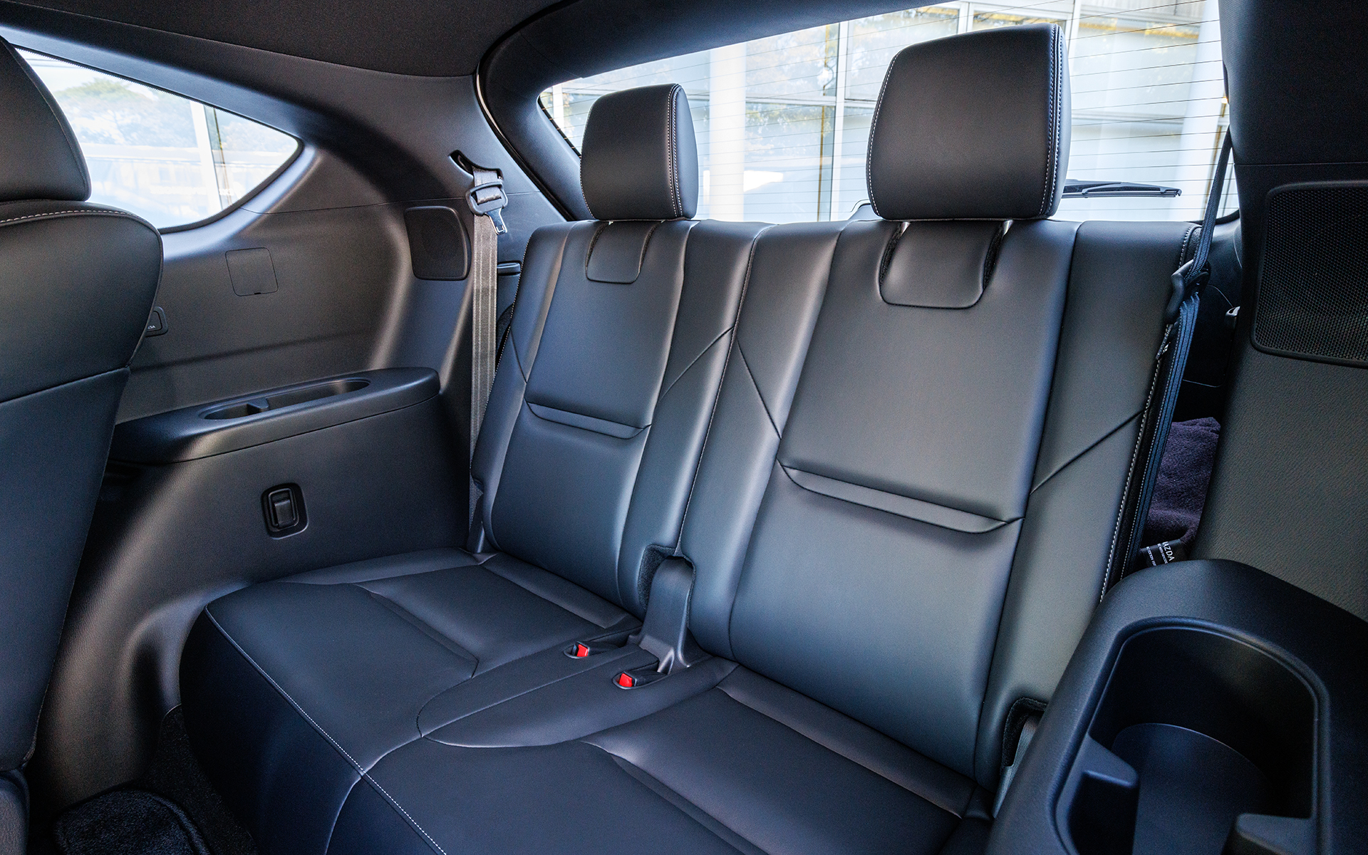 6人乗りのみの設定となるため2列目はキャプテンシート。シート表皮の一部にナッパレザーが採用されている