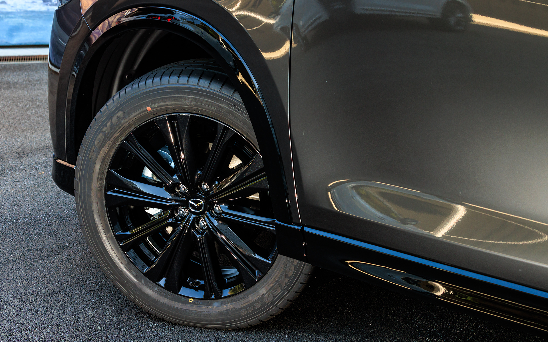 専用となるブラックメタリック塗装の19インチアルミホイールを装着。タイヤサイズは他モデルと同じく225/55R19