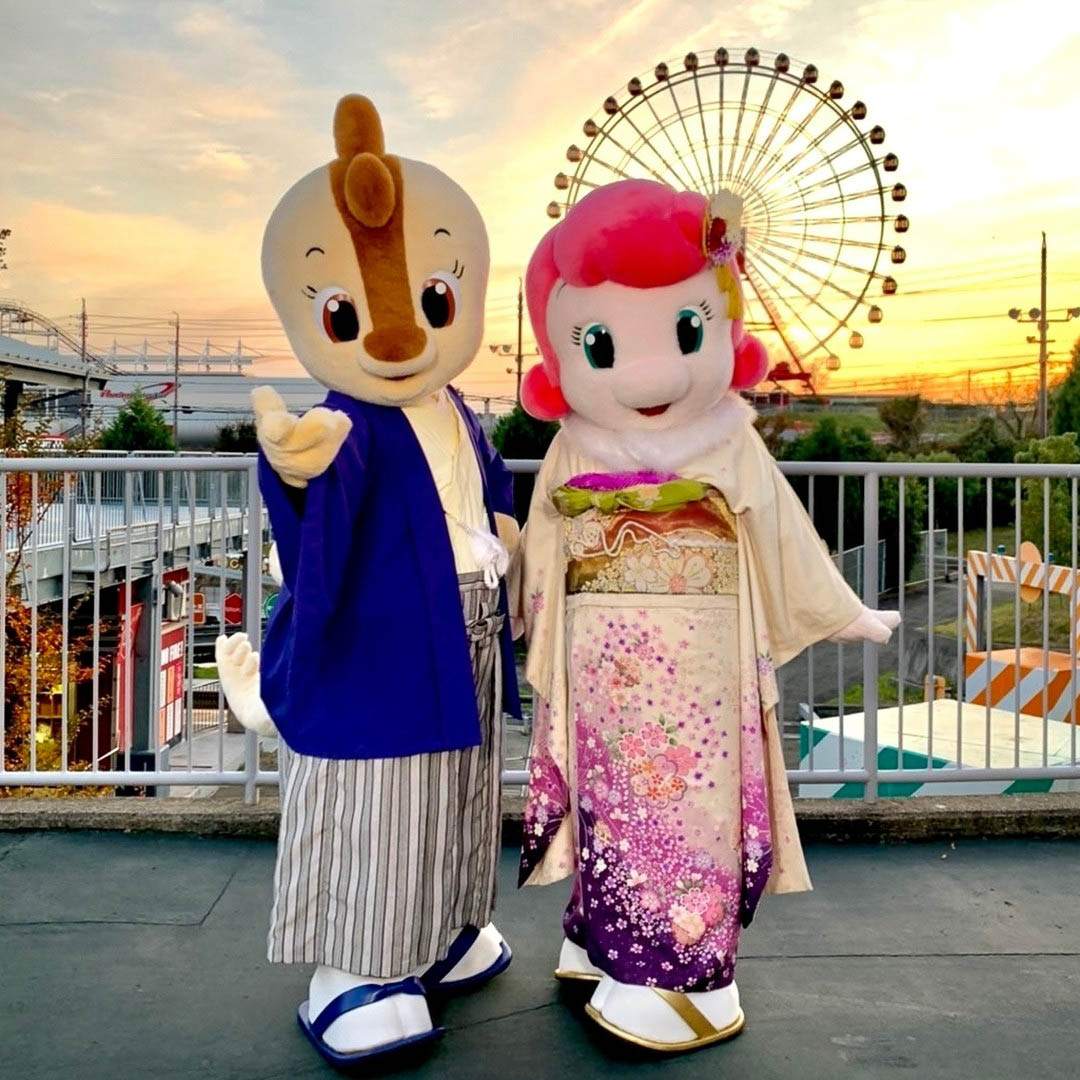 「コチラと書初め！NEW YEARフォトグリーティング」では、新年の抱負をしたため、コチラファミリーとの記念撮影もできる