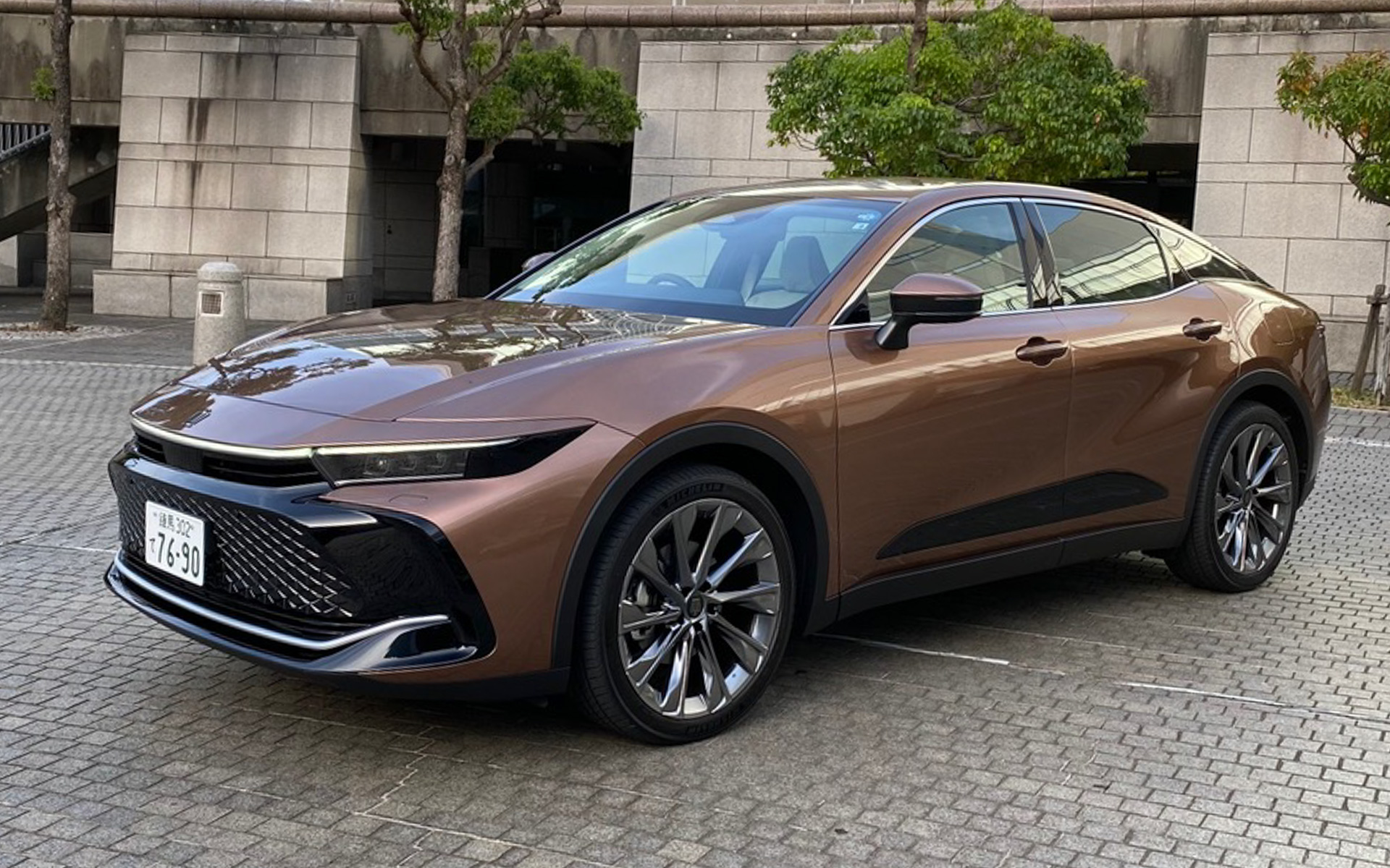 新型クラウンのデザインは最近の攻めてるトヨタらしくて好きなのですが、皆さんはいかがですか？　名前がクラウンじゃなければすんなり受け入れられたのに……という人もいるかもしれないですね