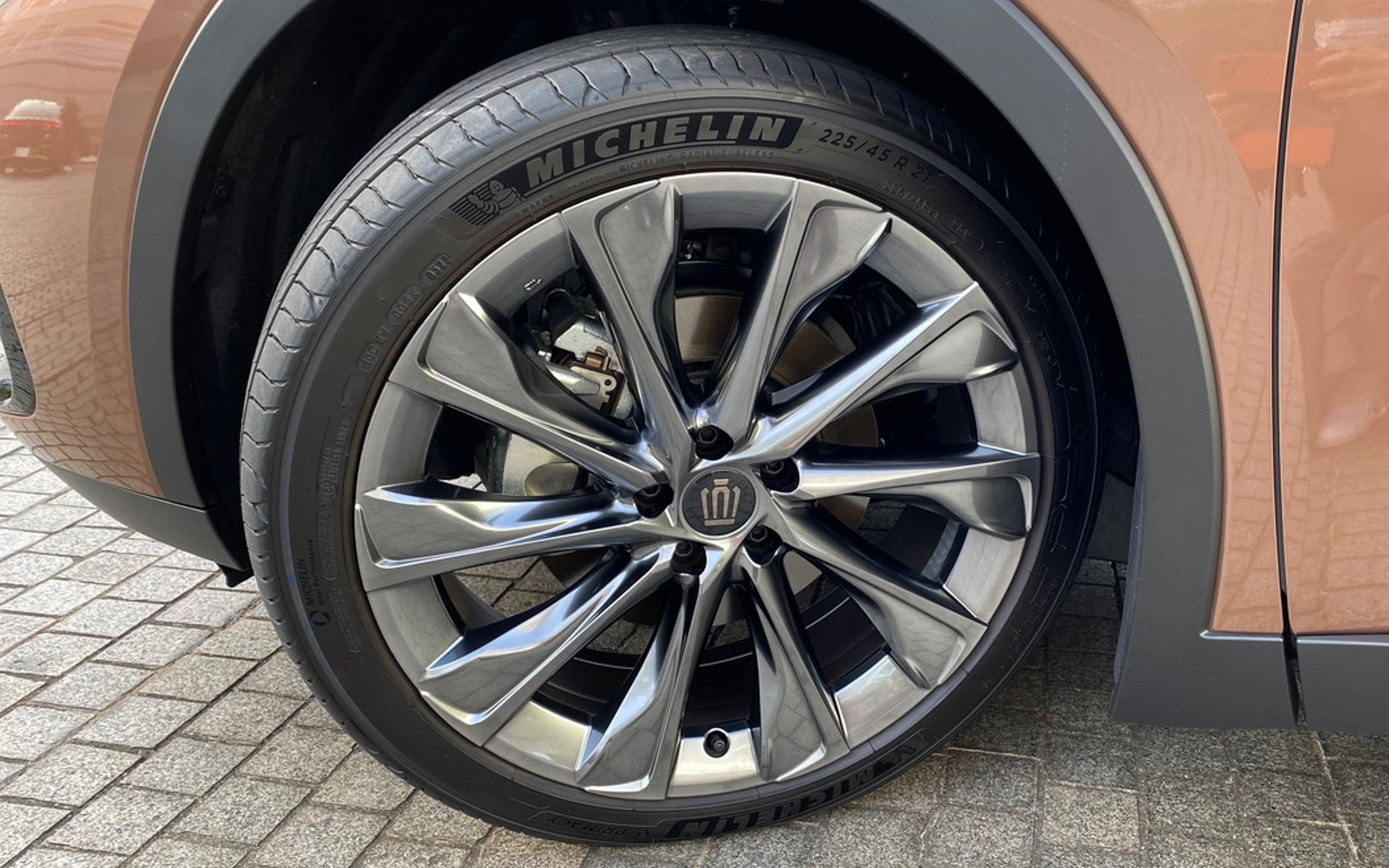 クラウンの見どころの1つでもある、この21インチの大径タイヤ。開発時にトヨタとして初めて外径の要望を出し、ミシュランと試行錯誤しながら作り込んでいったそうです。スタイルと転がり抵抗を両立させるのはかなり難しく、例えるならばパイロットスポーツの形をしたプライマシーを実現するというほどだったとのこと。乗ってみると、なるほどと思うところがあります