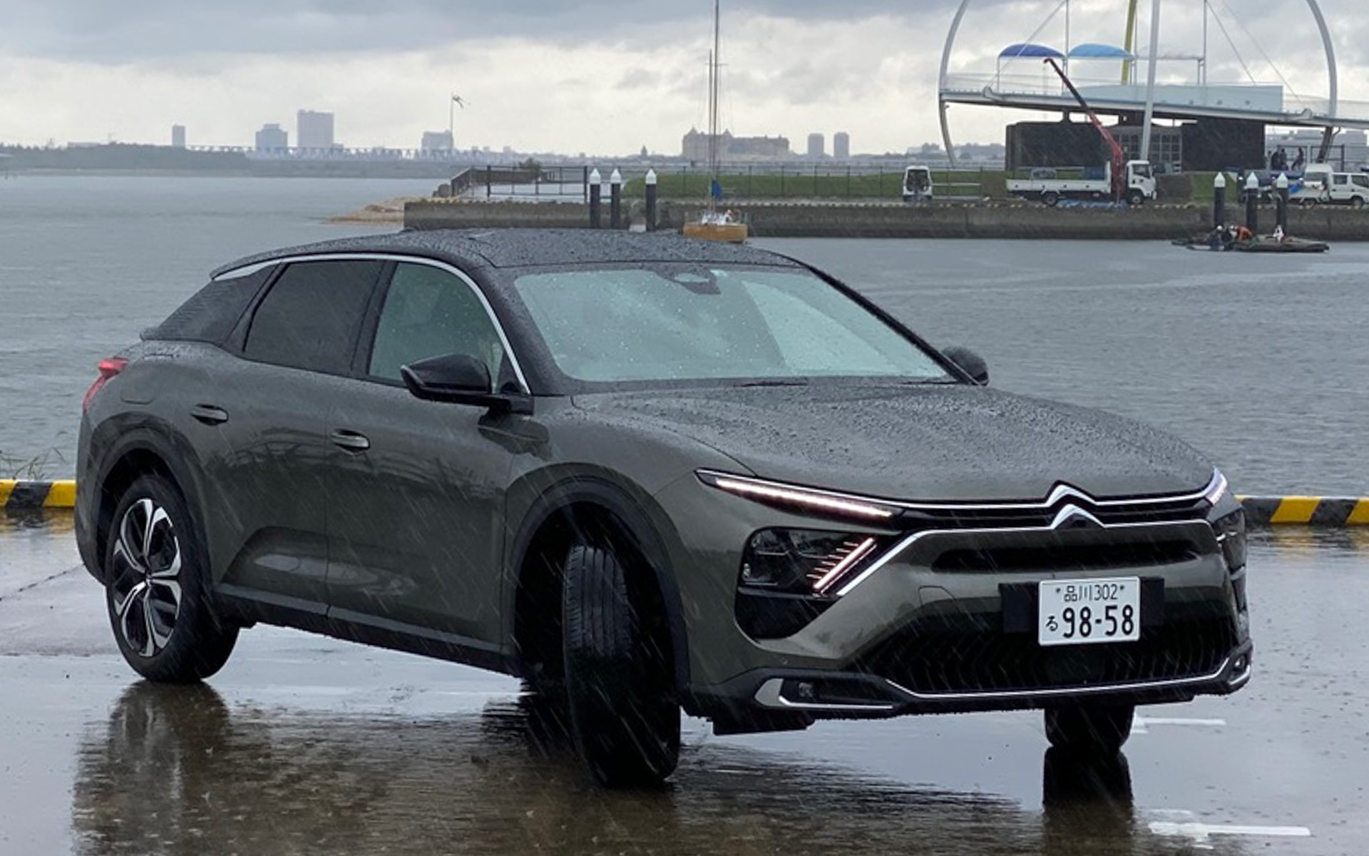 シトロエン「C5 X」は最低地上高が165mm確保されていて、ちょっとしたラフロードや雪道なども頼もしく走れそう。でも、ドレスアップした服装でも似合いそうな、エレガントなスタイルになっているところが新しいですよね。今後登場するプラグインハイブリッドモデルが楽しみ！