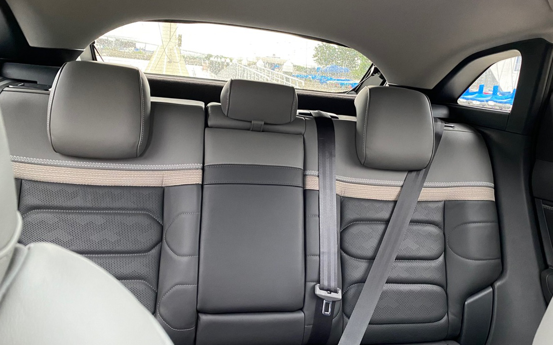 C5Xのインテリアデザインは、さすがフランス生まれのセンスのよさ。エンブレムのダブルシェブロンが、シートのレザーやインパネなどの模様のモチーフになっていて、どことなく日本の伝統工芸にも通じる丁寧な手仕事を思わせます。色使いもオシャレですね