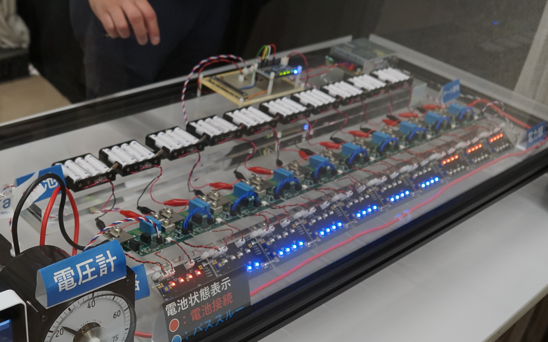 デモ機は10台分の使用済み駆動用バッテリで構成されたシステム。容量不足となった電池は、システムが運転中であっても、1台分のスイッチをOFFにすることで電池交換を可能にしている