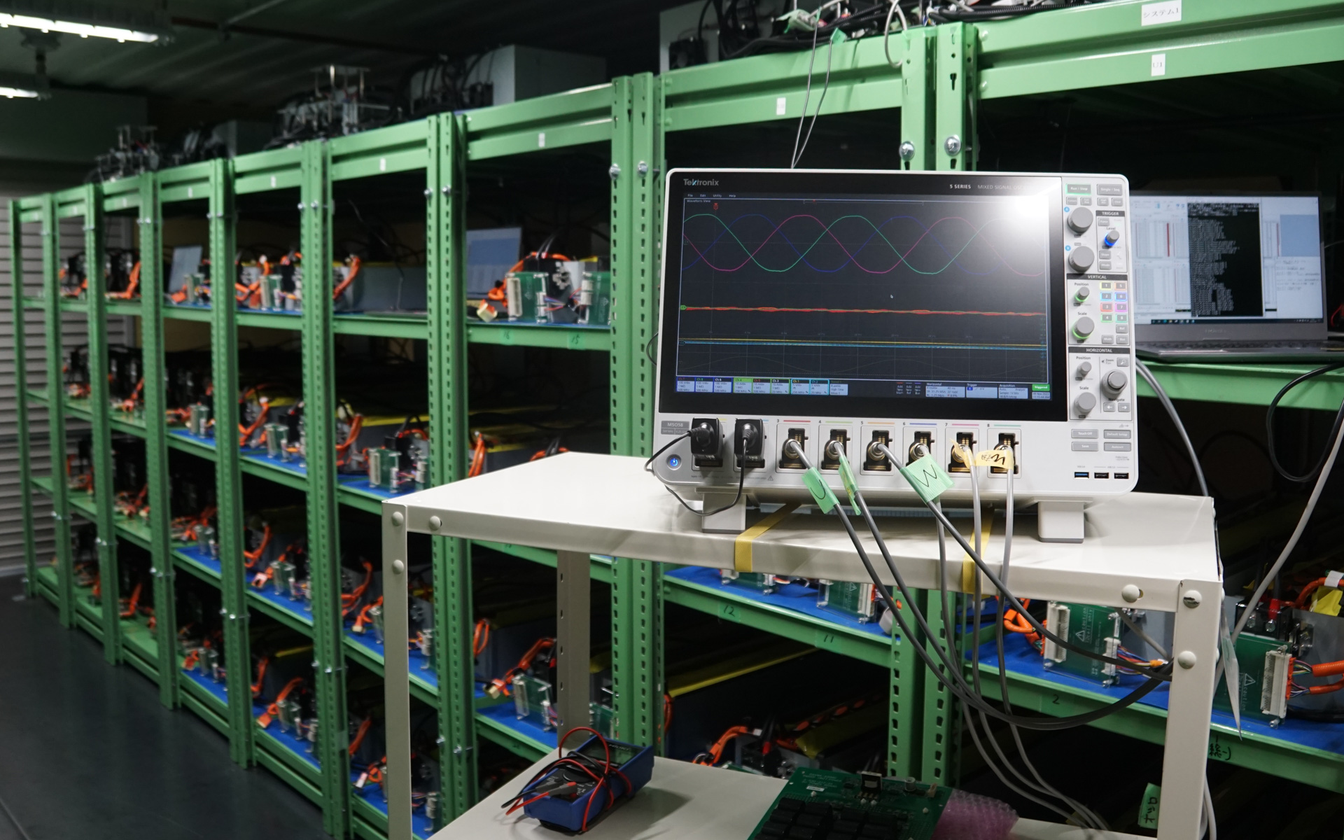 倉庫内に並べられた使用済みの電動車用バッテリ。車両1台分の搭載バッテリを1つの単位に、電池の状態を管理していく