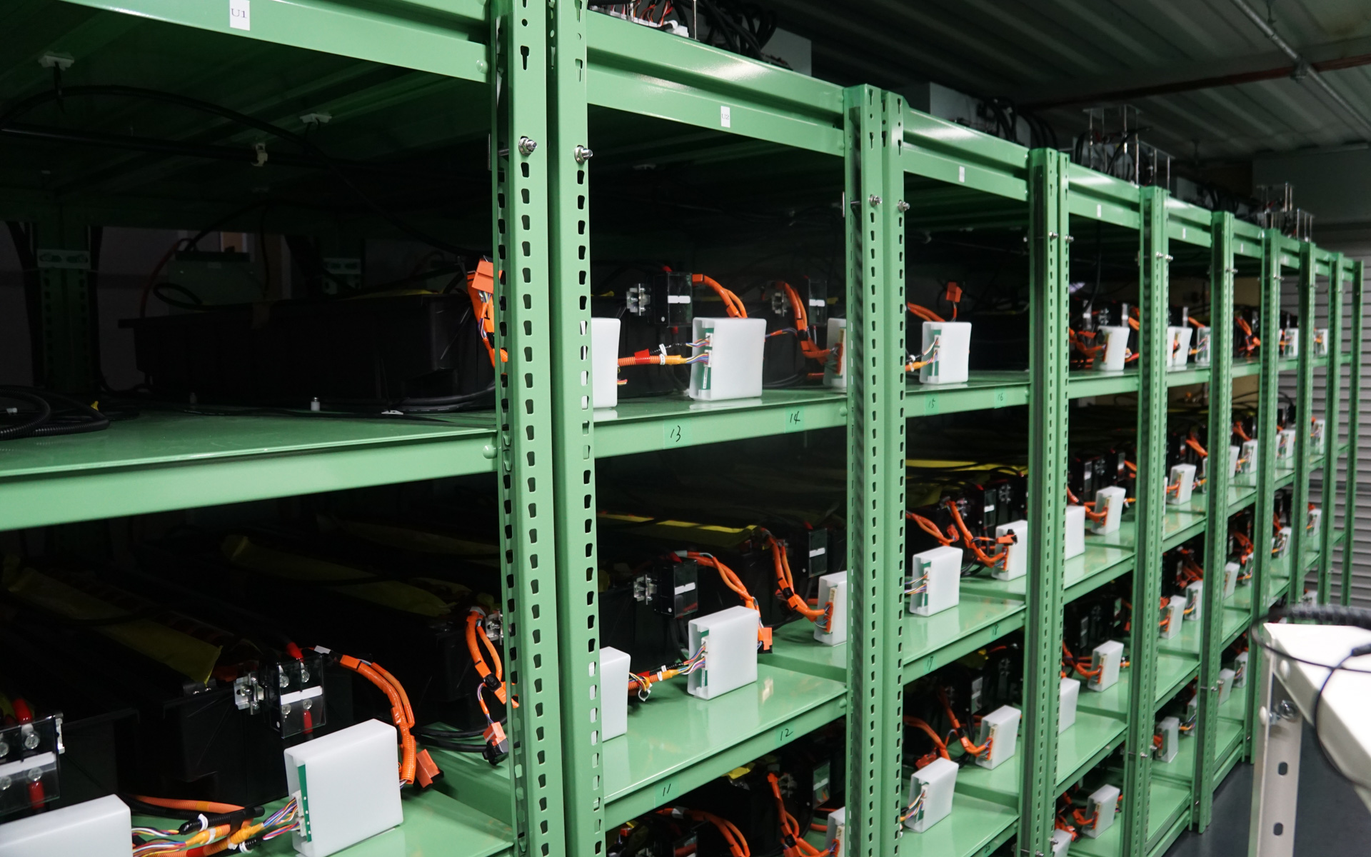 倉庫内に並べられた使用済みの電動車用バッテリ。車両1台分の搭載バッテリを1つの単位に、電池の状態を管理していく