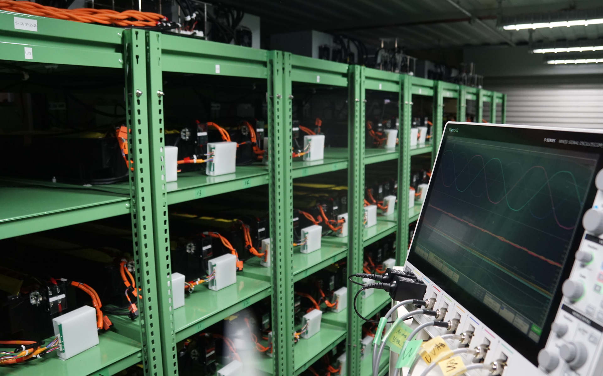 倉庫内に並べられた使用済みの電動車用バッテリ。車両1台分の搭載バッテリを1つの単位に、電池の状態を管理していく