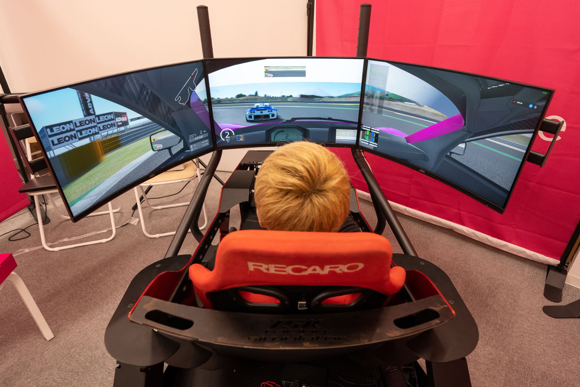 楽天モバイル 恵比寿店に設置されたレーシングシミュレーター画面